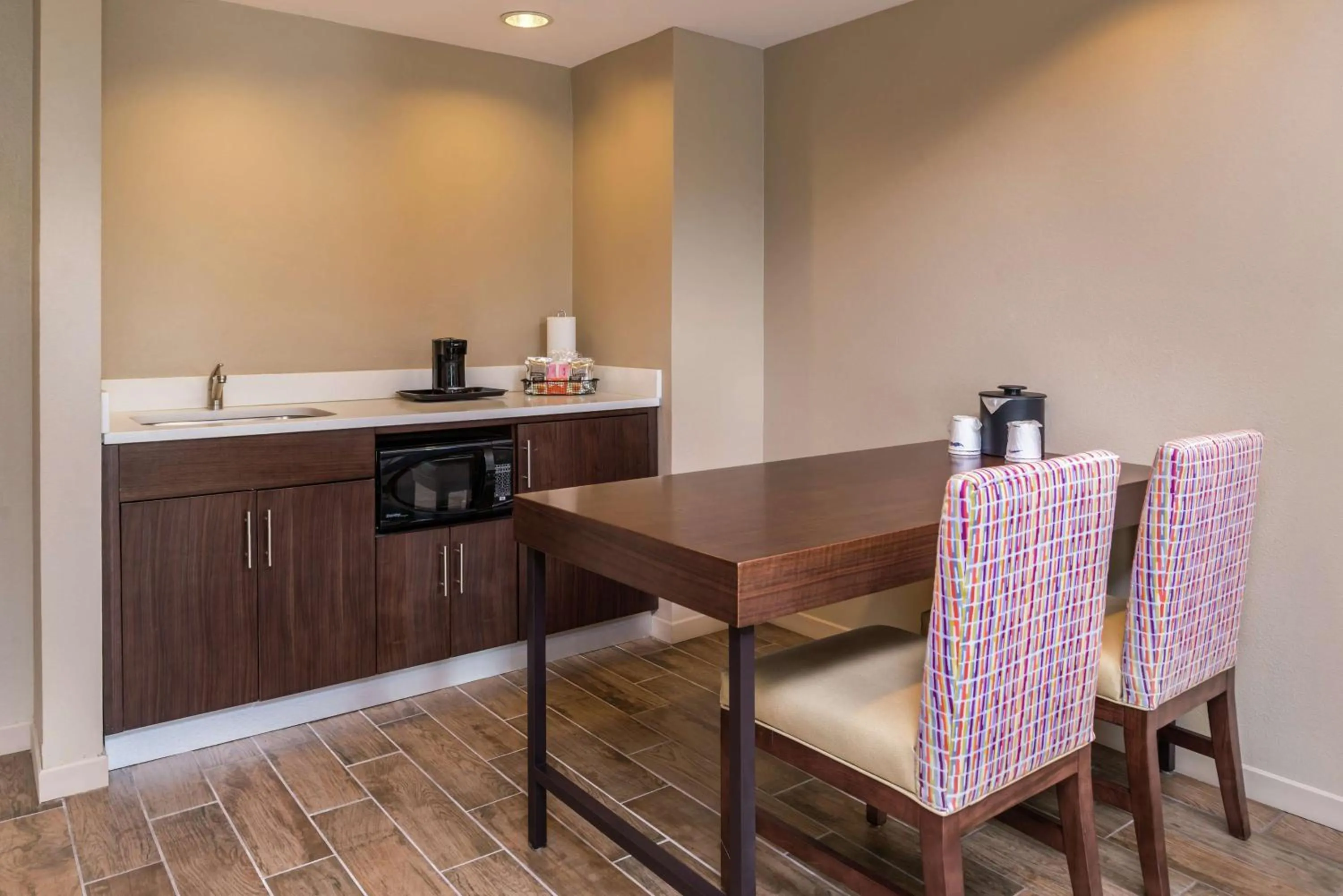 Kitchen or kitchenette in Hampton Inn & Suites Charlotte Arrowood Rd