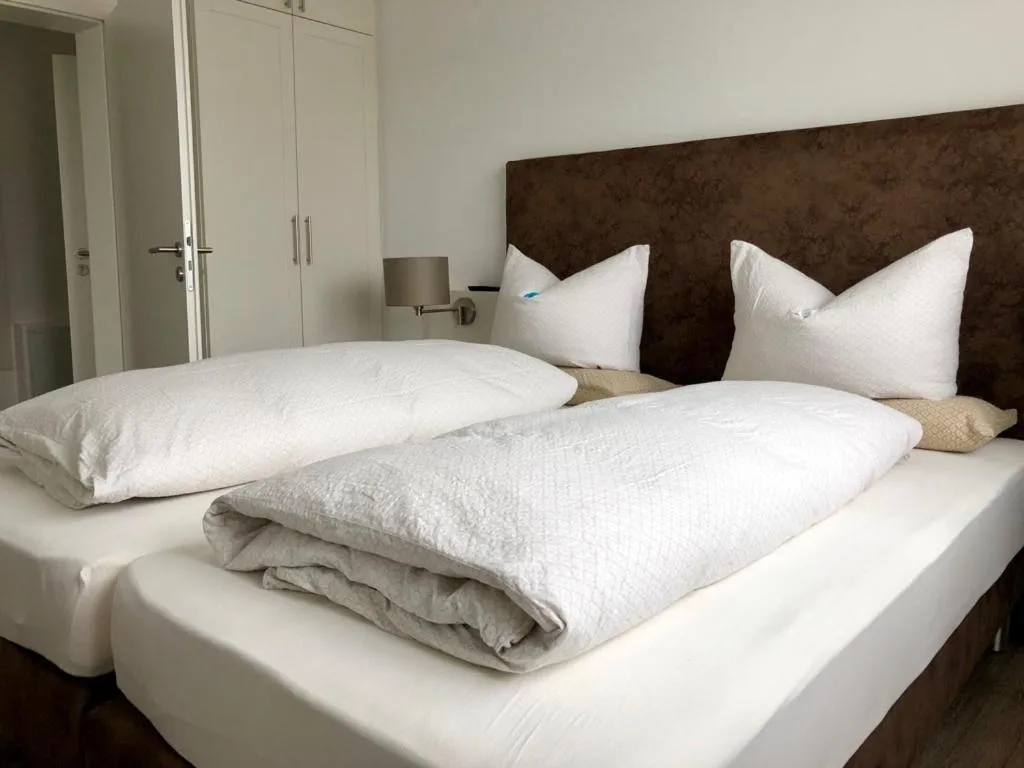 Bed in Appartements an der Golfanlage