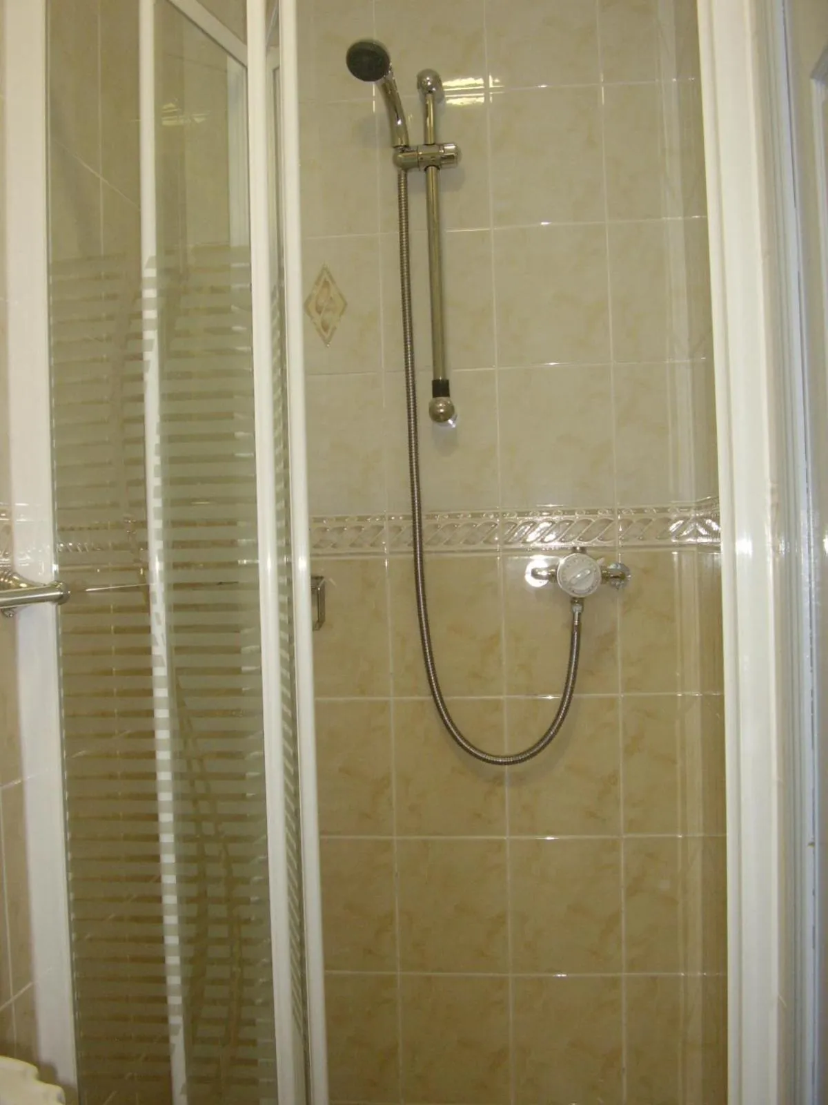 Shower in PK Lodge Bed and breakfast