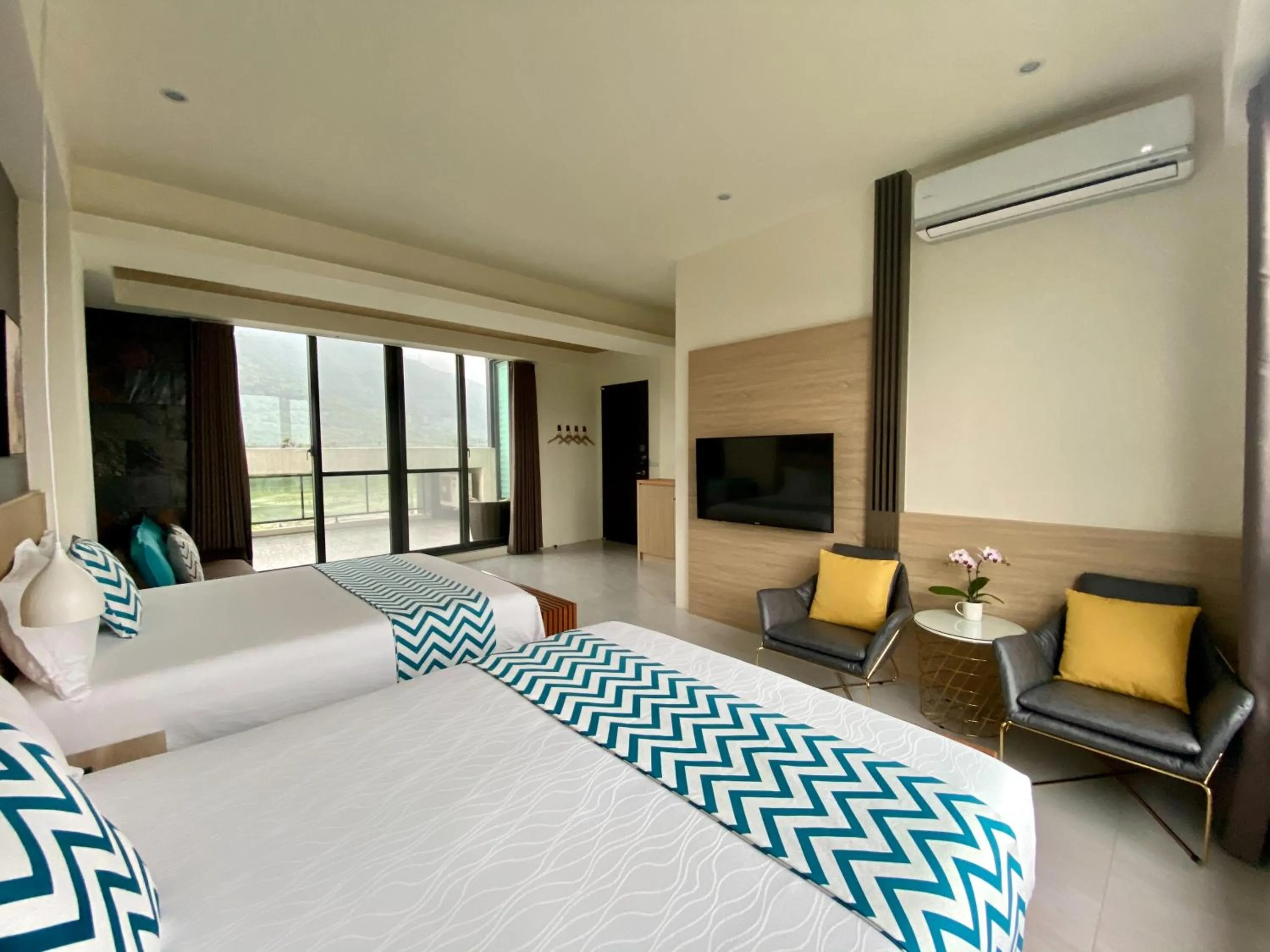 Bed in Follow the Cloud B&B