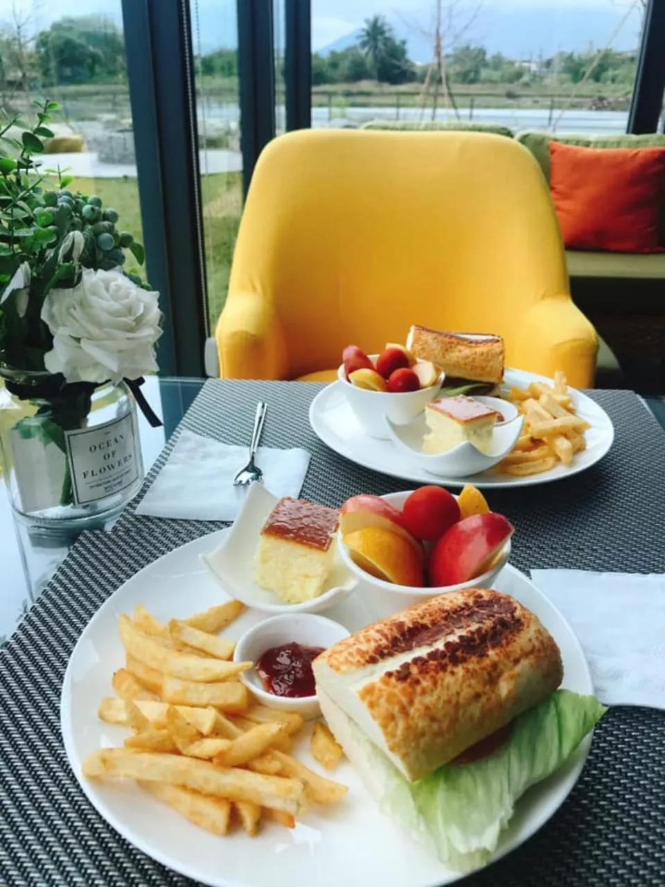 Breakfast in Follow the Cloud B&B