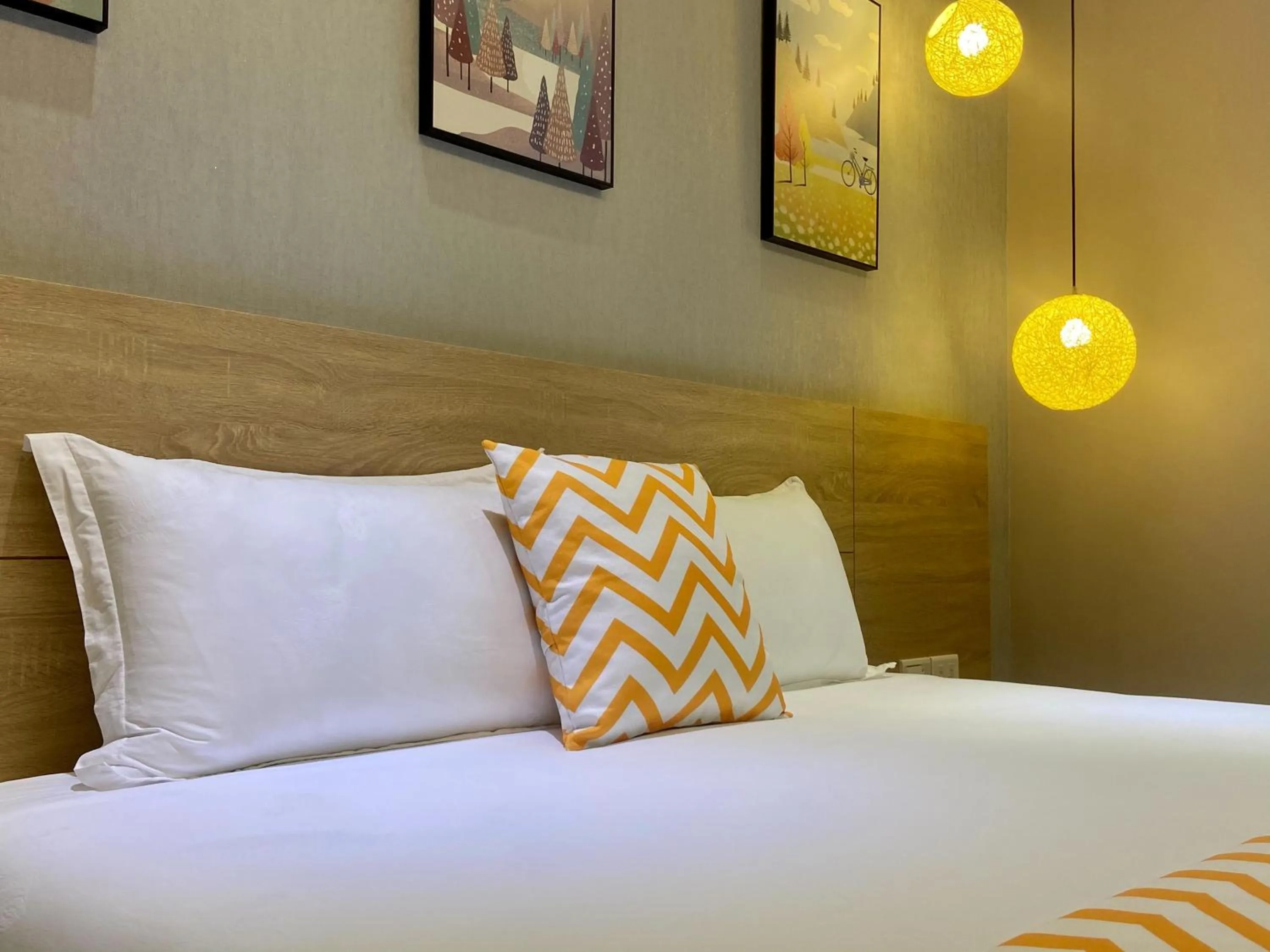 Bed in Follow the Cloud B&B