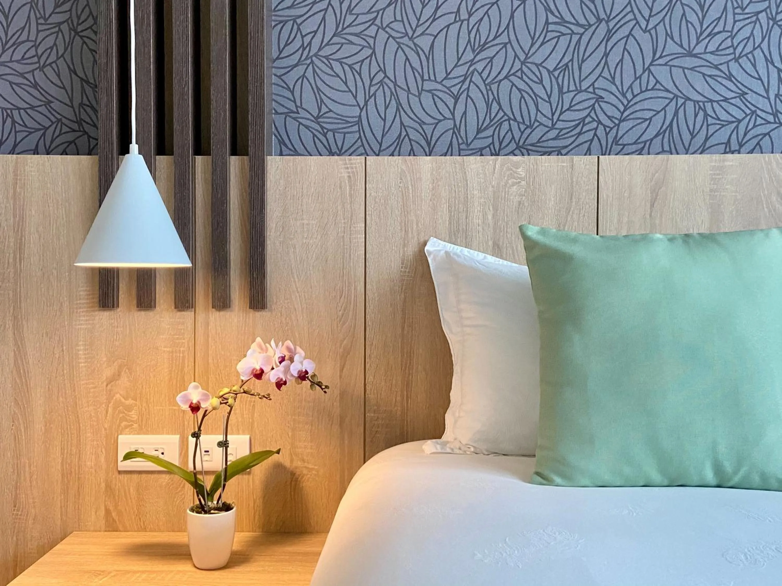 Bed in Follow the Cloud B&B