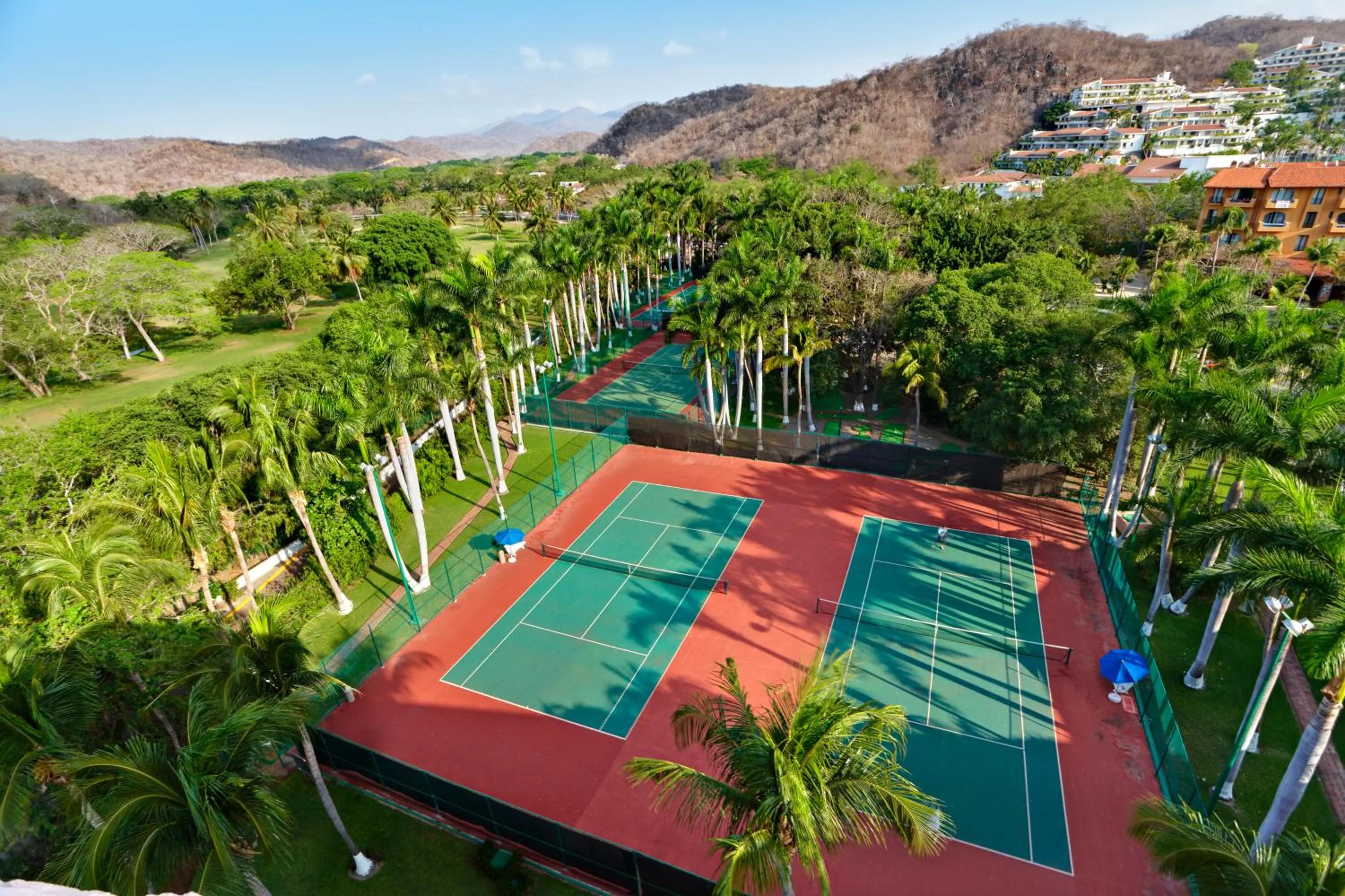 Tennis court in Barceló Huatulco - All Inclusive