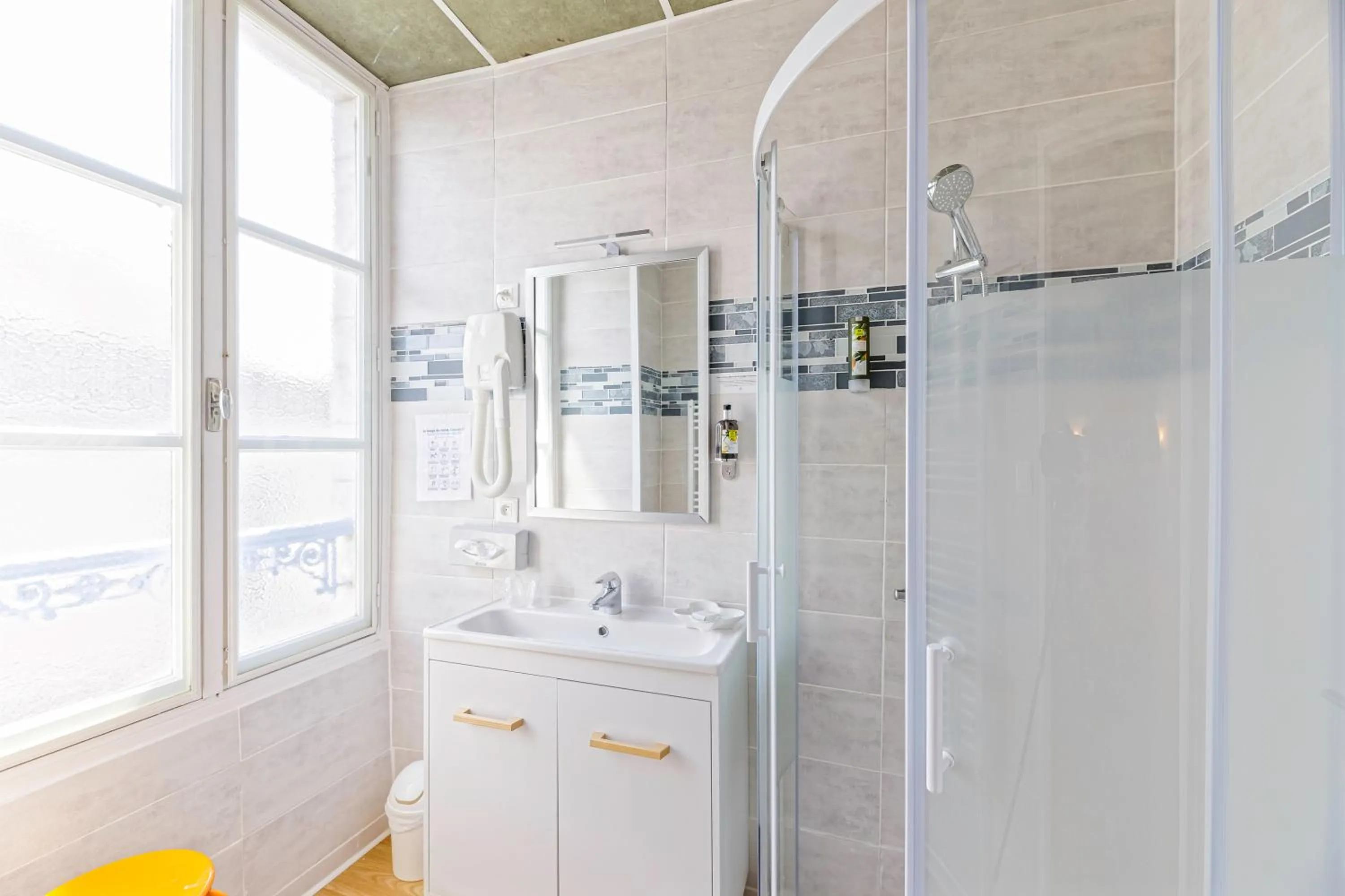 Bathroom in Logis Hôtel de France