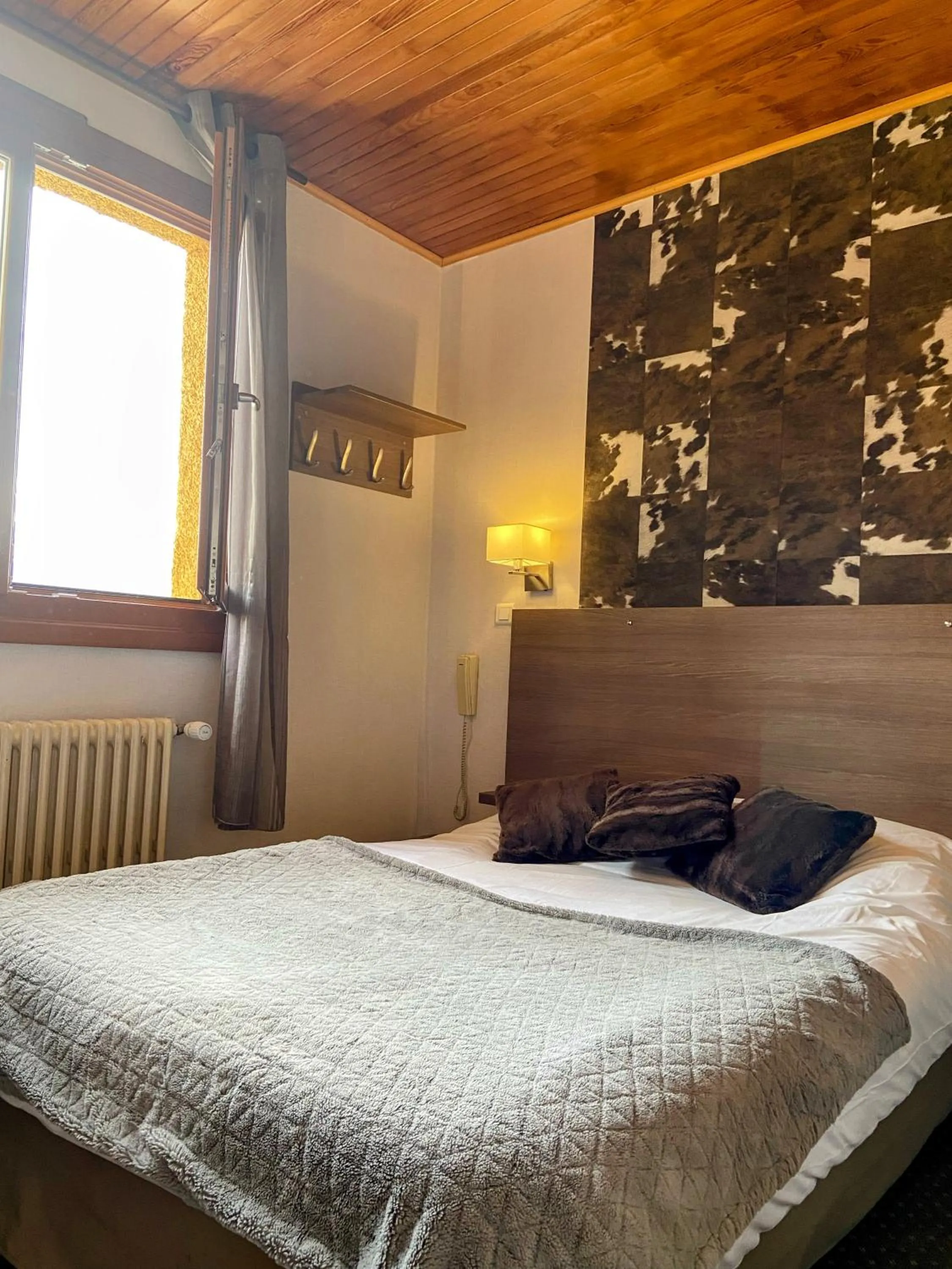 Bed in ALPINA LODGE VANOISE ex hotel du soleil