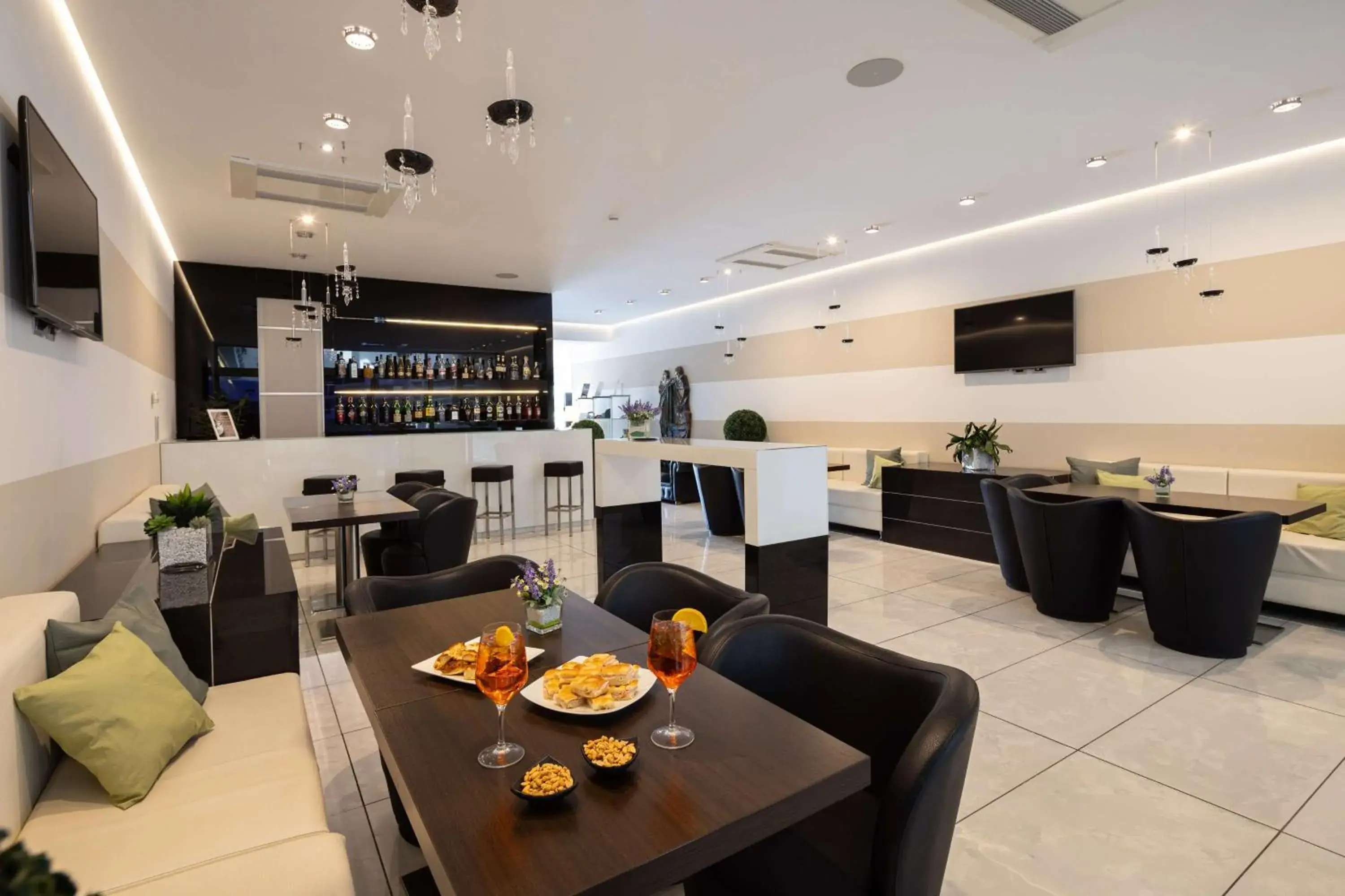 Lounge or bar in Best Western Plus Hotel Modena Resort Lounge or bar in Best Western Plus Hotel Modena Resort