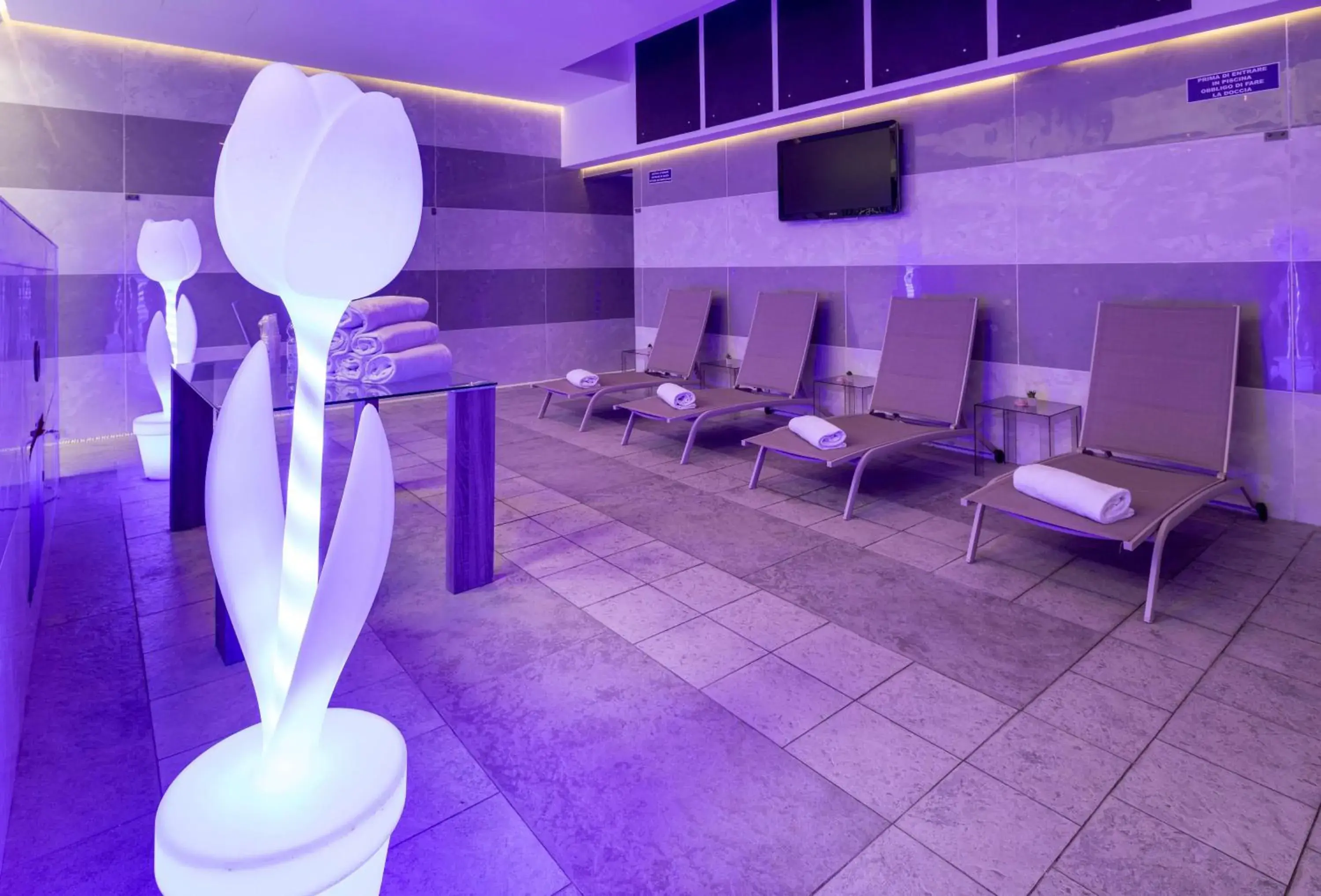 Pool view in Best Western Plus Hotel Modena Resort Pool view in Best Western Plus Hotel Modena Resort