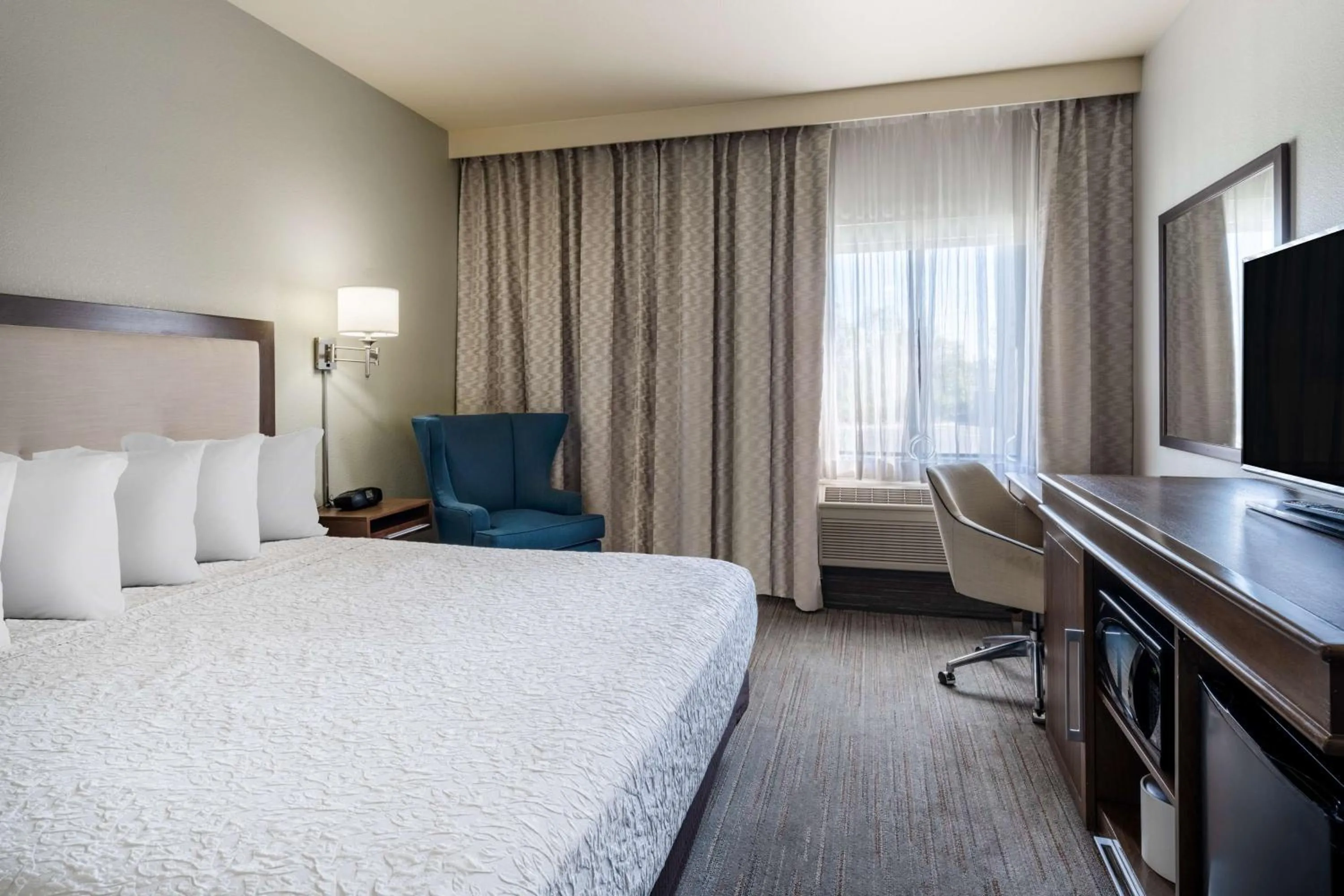Bedroom, Bed in Hampton Inn by Hilton Irvine East - Lake Forest