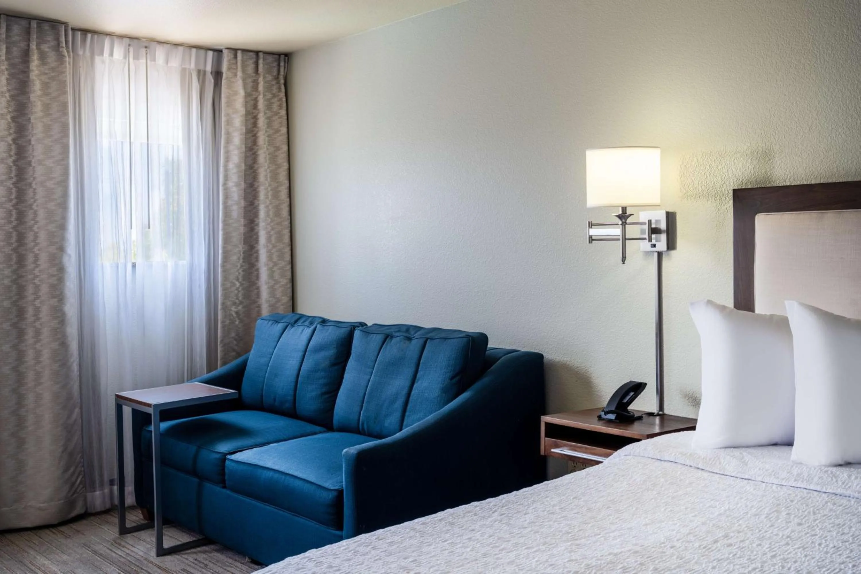 Living room, Bed in Hampton Inn by Hilton Irvine East - Lake Forest