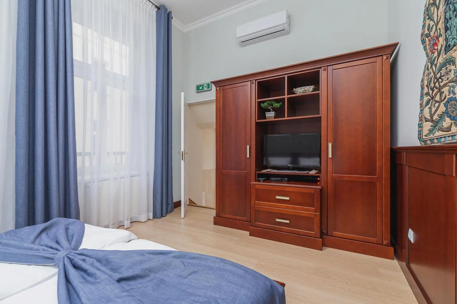 TV and multimedia, Bed in Elegant Apartments