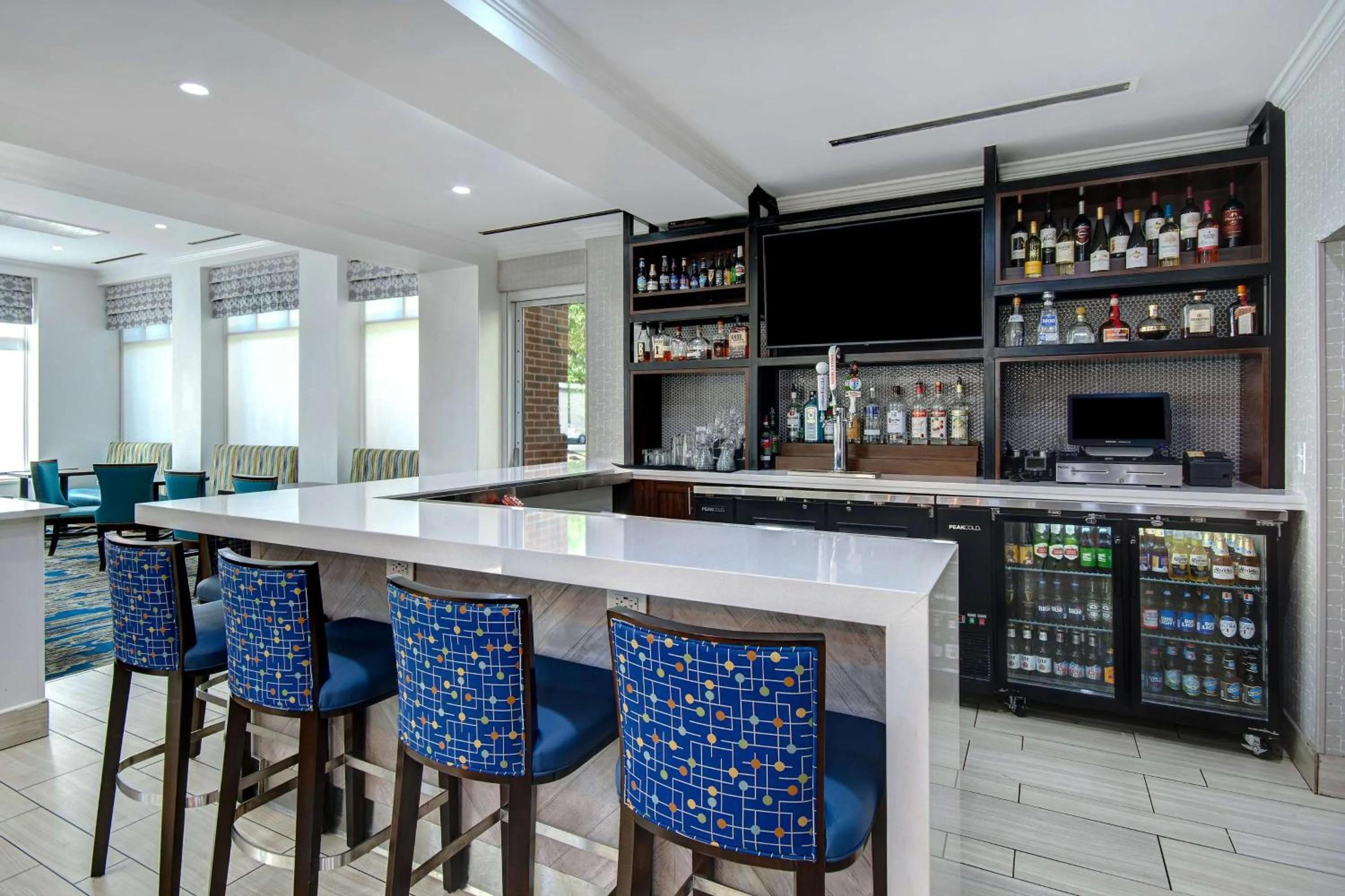 Lounge or bar in Hilton Garden Inn Detroit Metro Airport