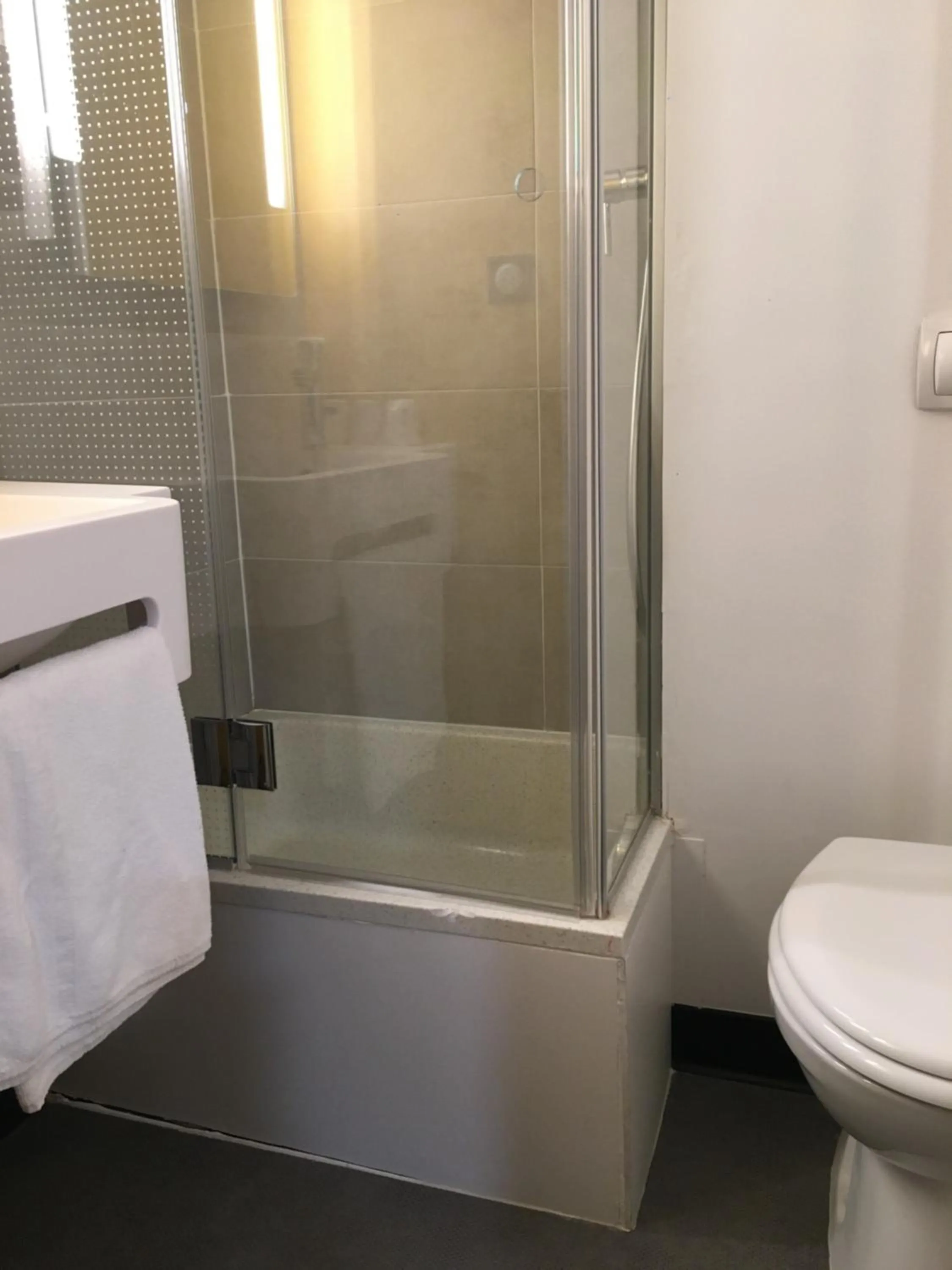 Shower in B&B HOTEL Le Tréport Friville