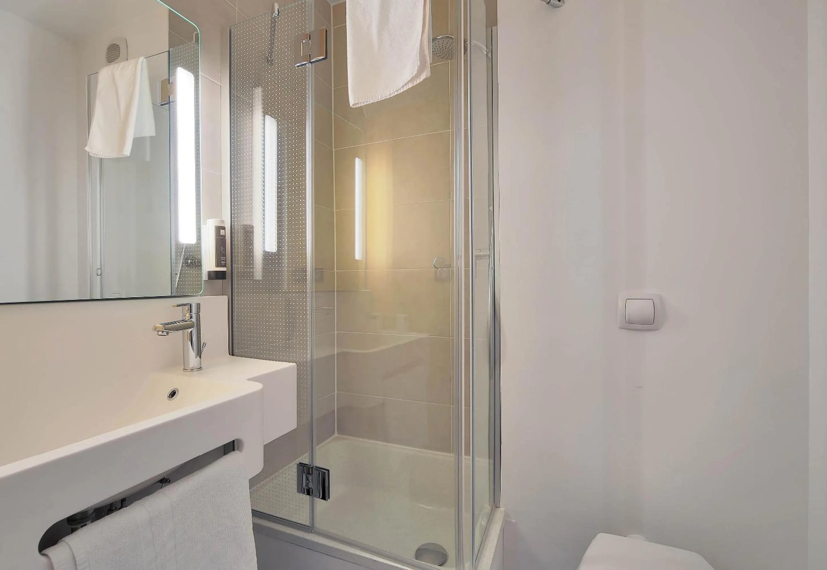 Bathroom in B&B HOTEL Le Tréport Friville