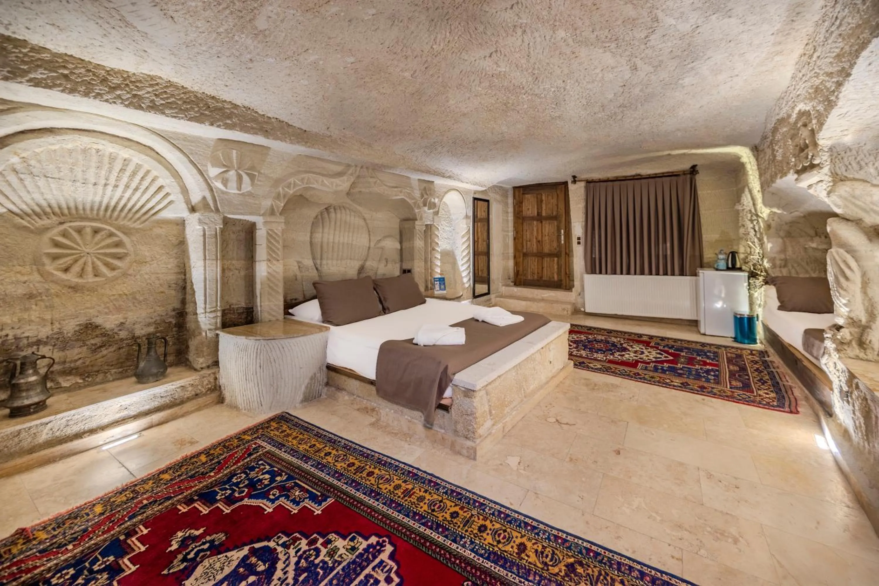 Photo of the whole room, Bed in Kayatas Cave Suites