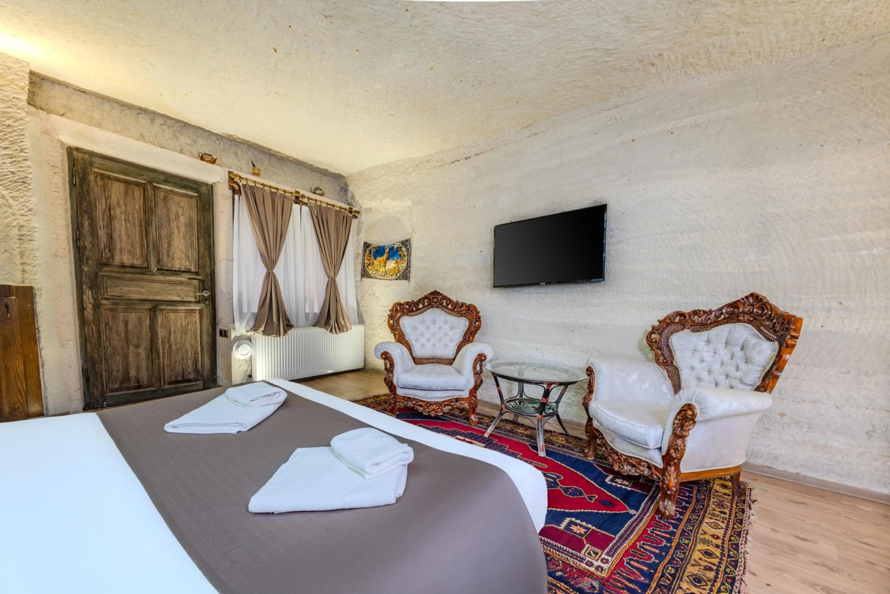TV and multimedia, Bed in Kayatas Cave Suites