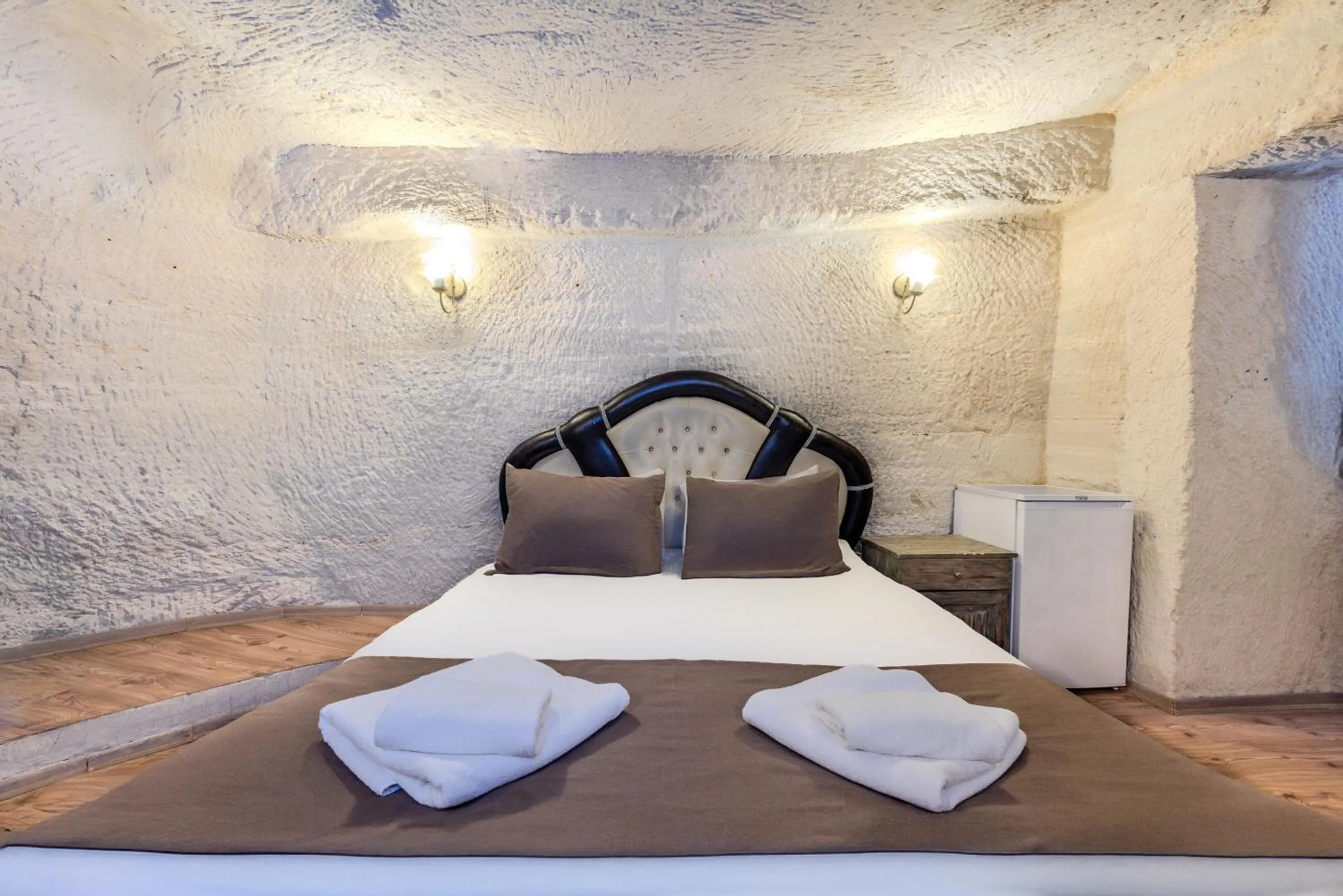 Bed in Kayatas Cave Suites