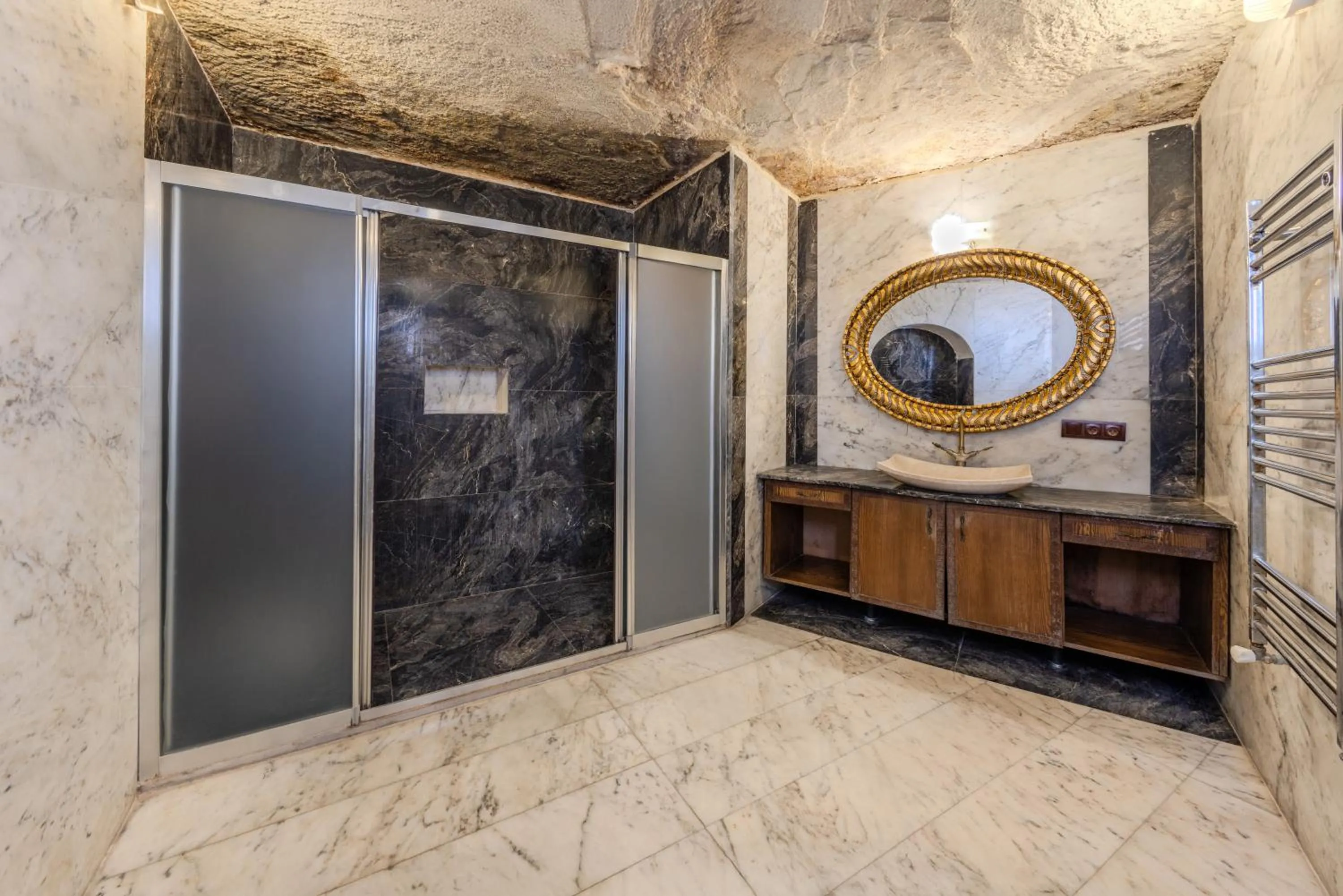 Bathroom in Kayatas Cave Suites