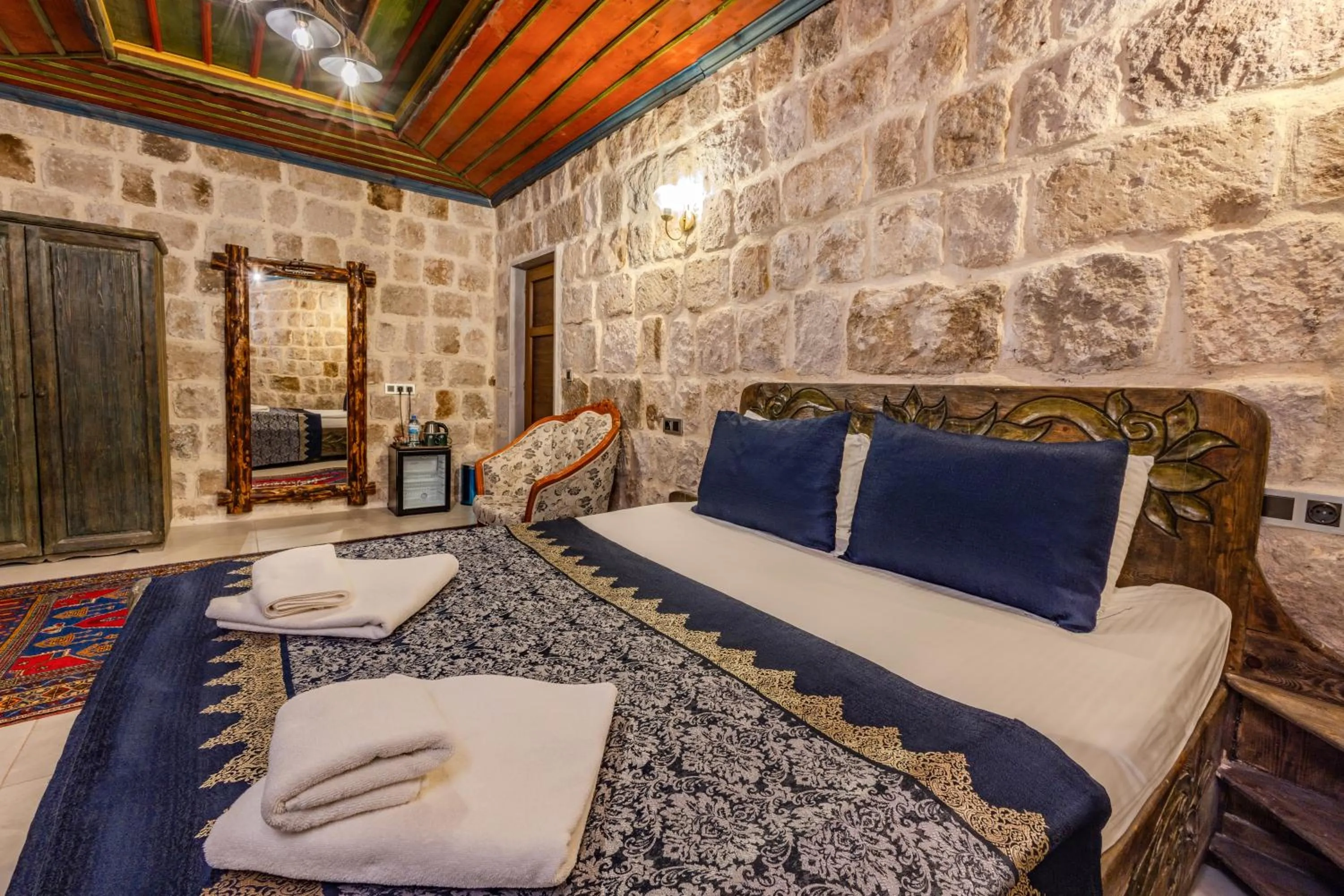 Bed in Kayatas Cave Suites