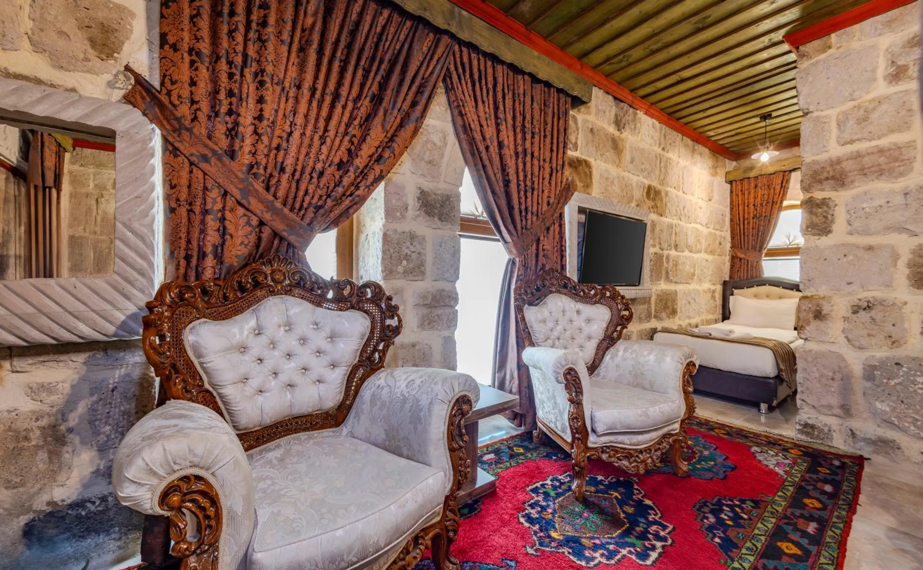 TV and multimedia in Kayatas Cave Suites