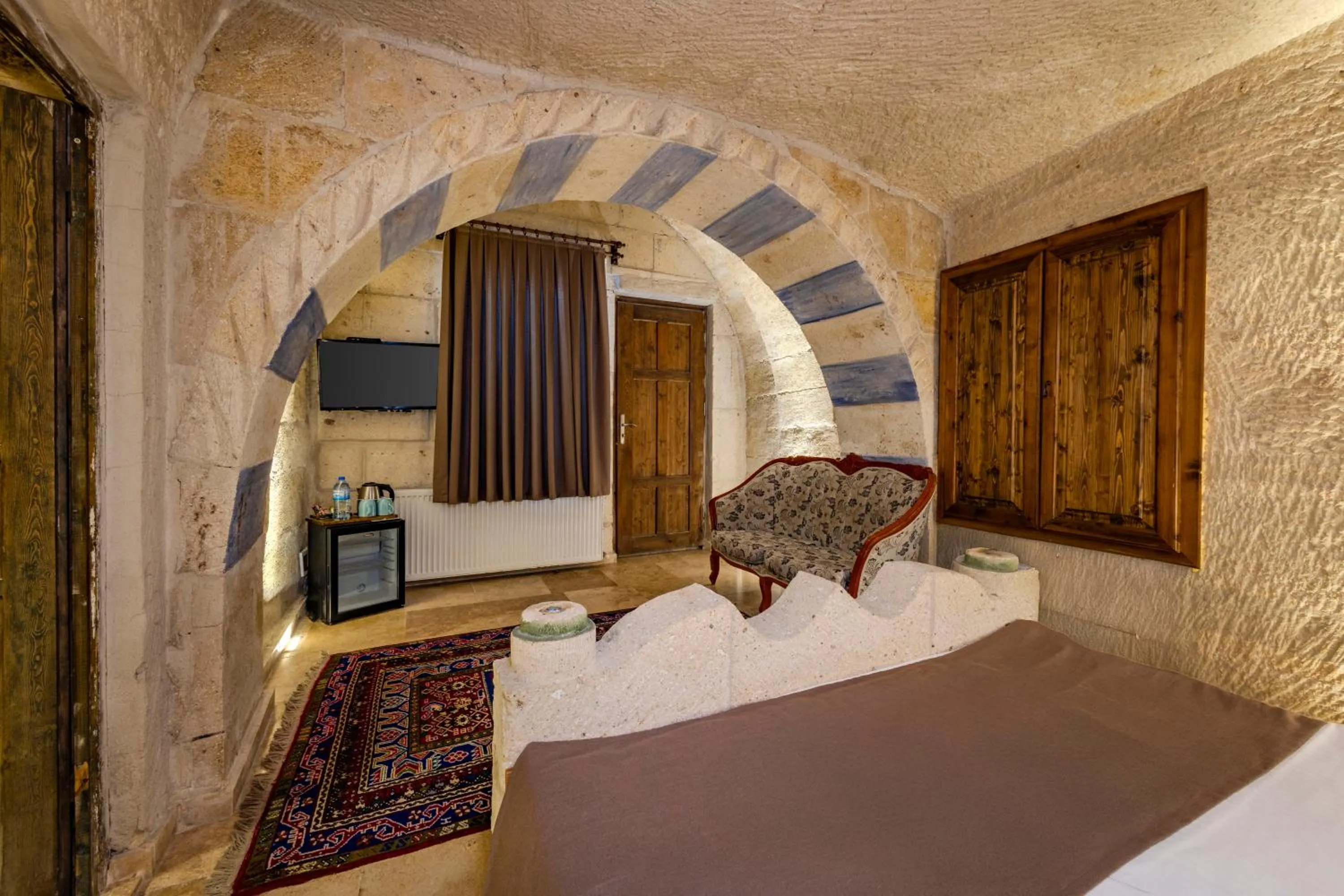 Bed in Kayatas Cave Suites