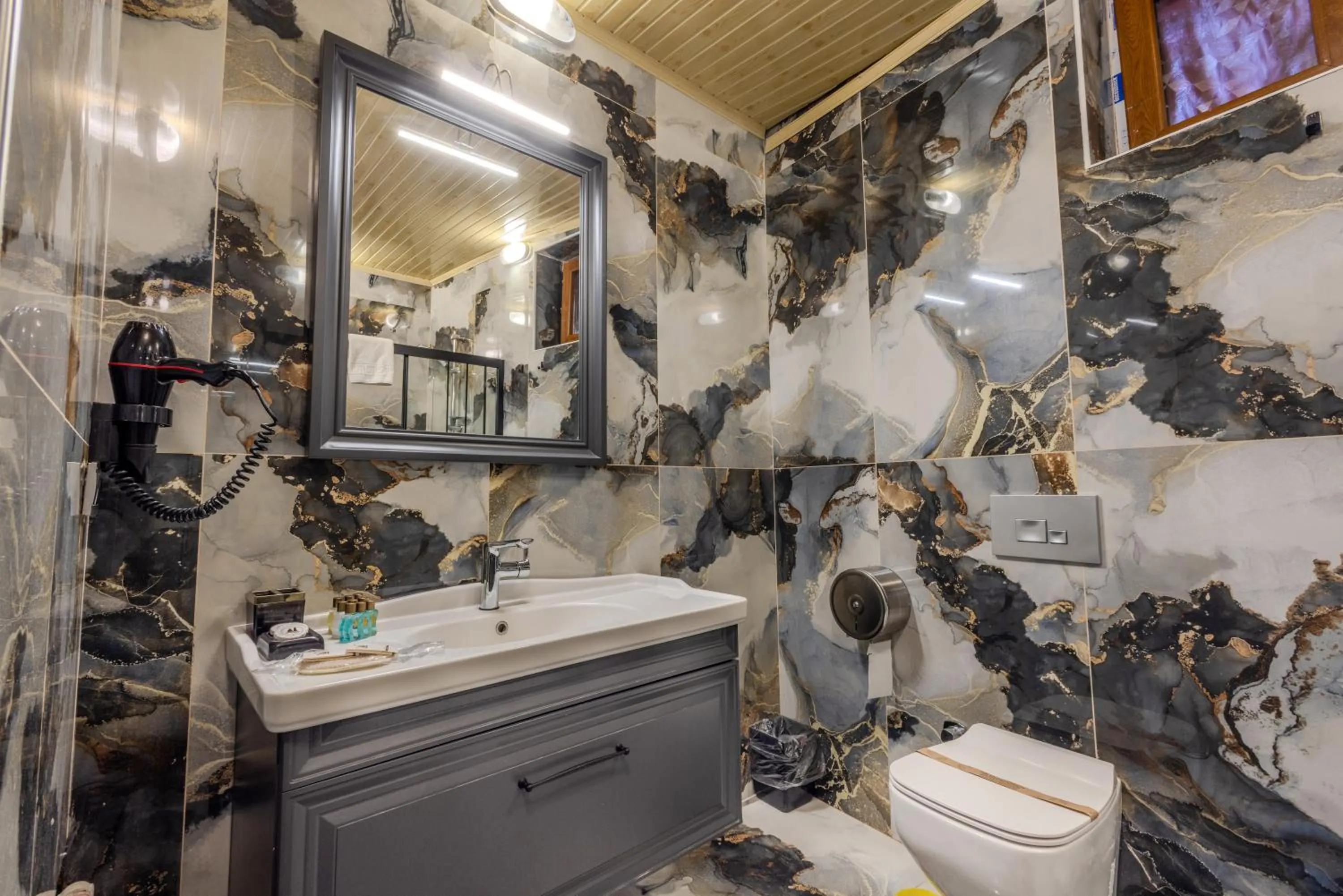 Toilet in Kayatas Cave Suites