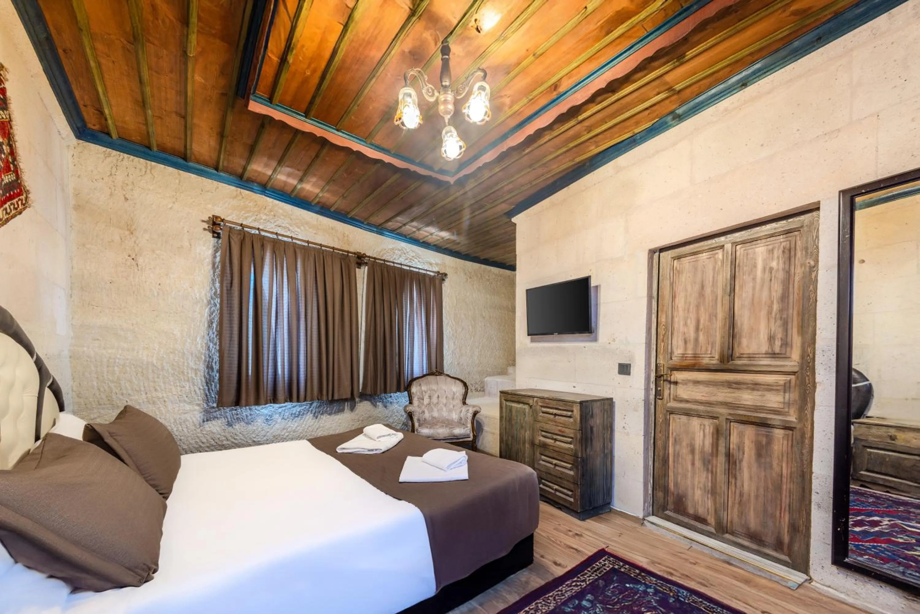 Bed in Kayatas Cave Suites