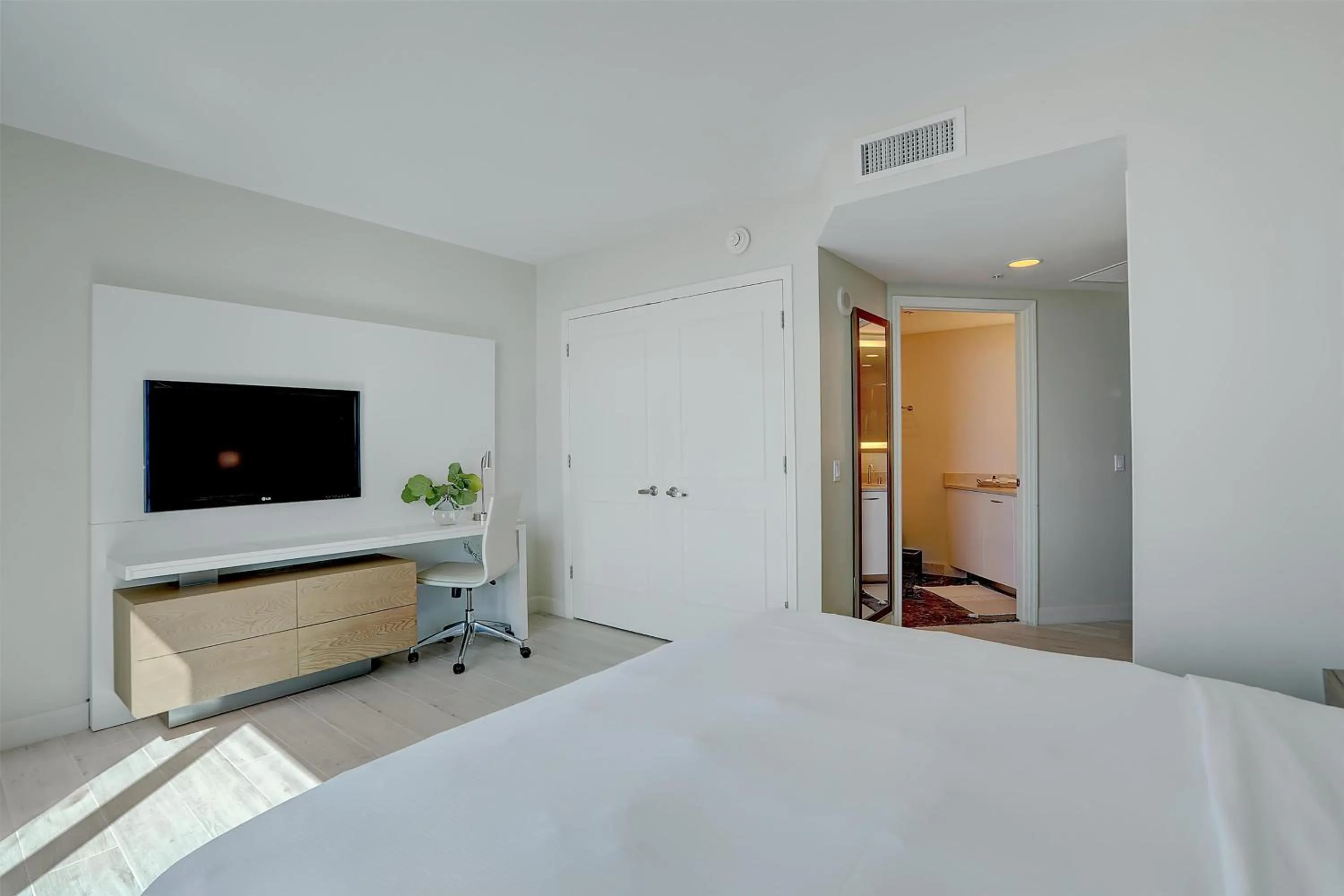 Bed in Beach House Fort Lauderdale, A Hilton Resort