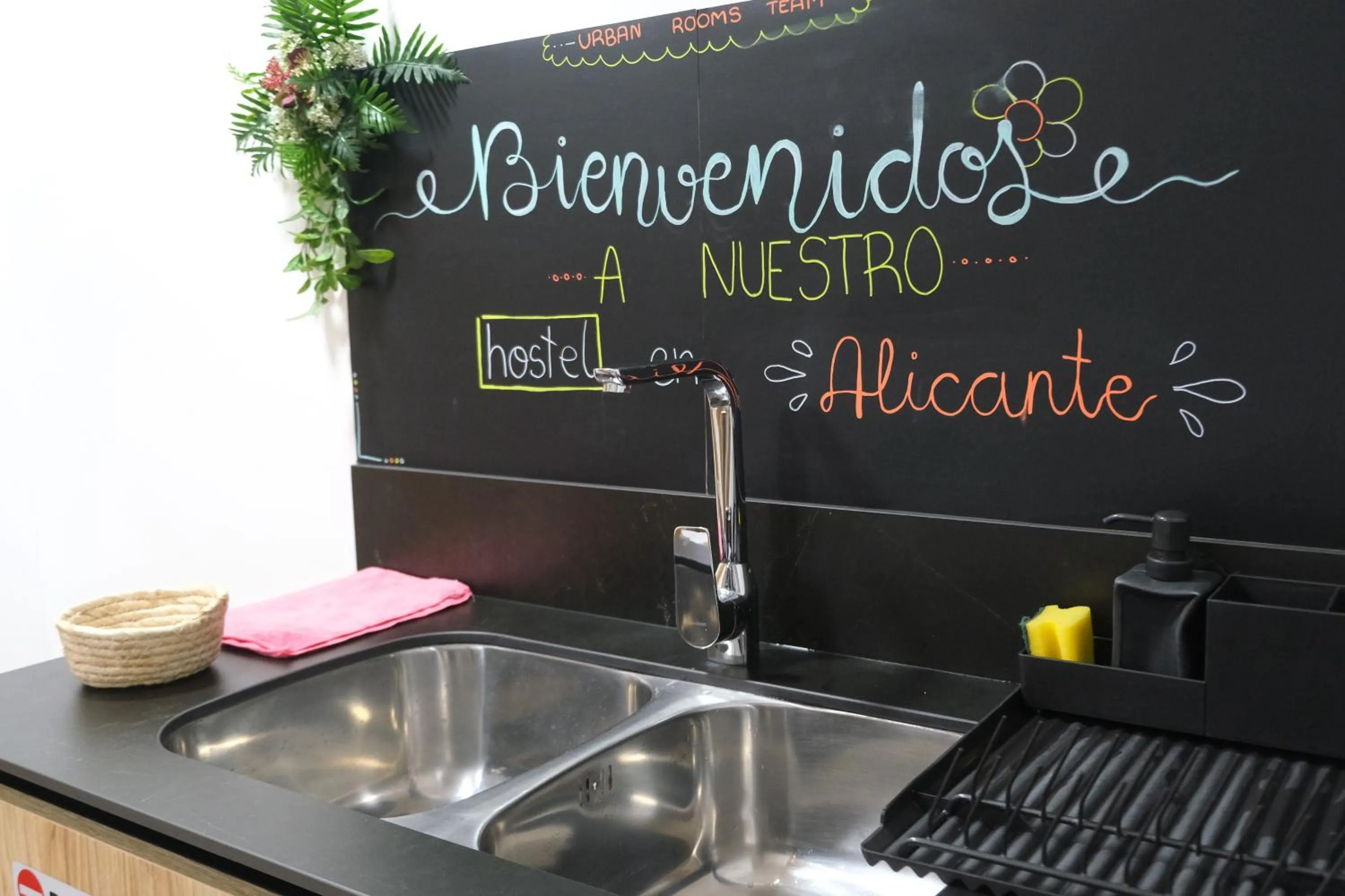 Communal kitchen in Urban Rooms Alicante