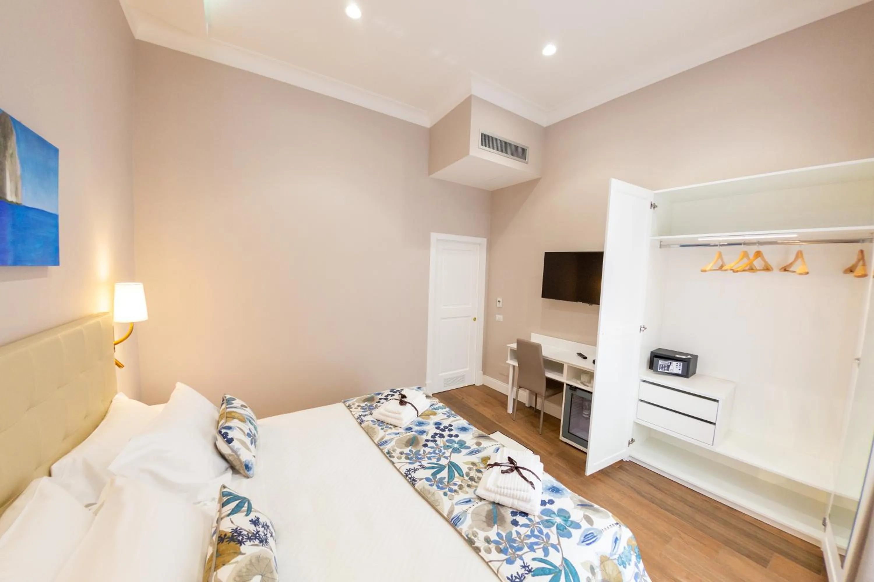 TV and multimedia, Bed in Suite CuoreNapoletano