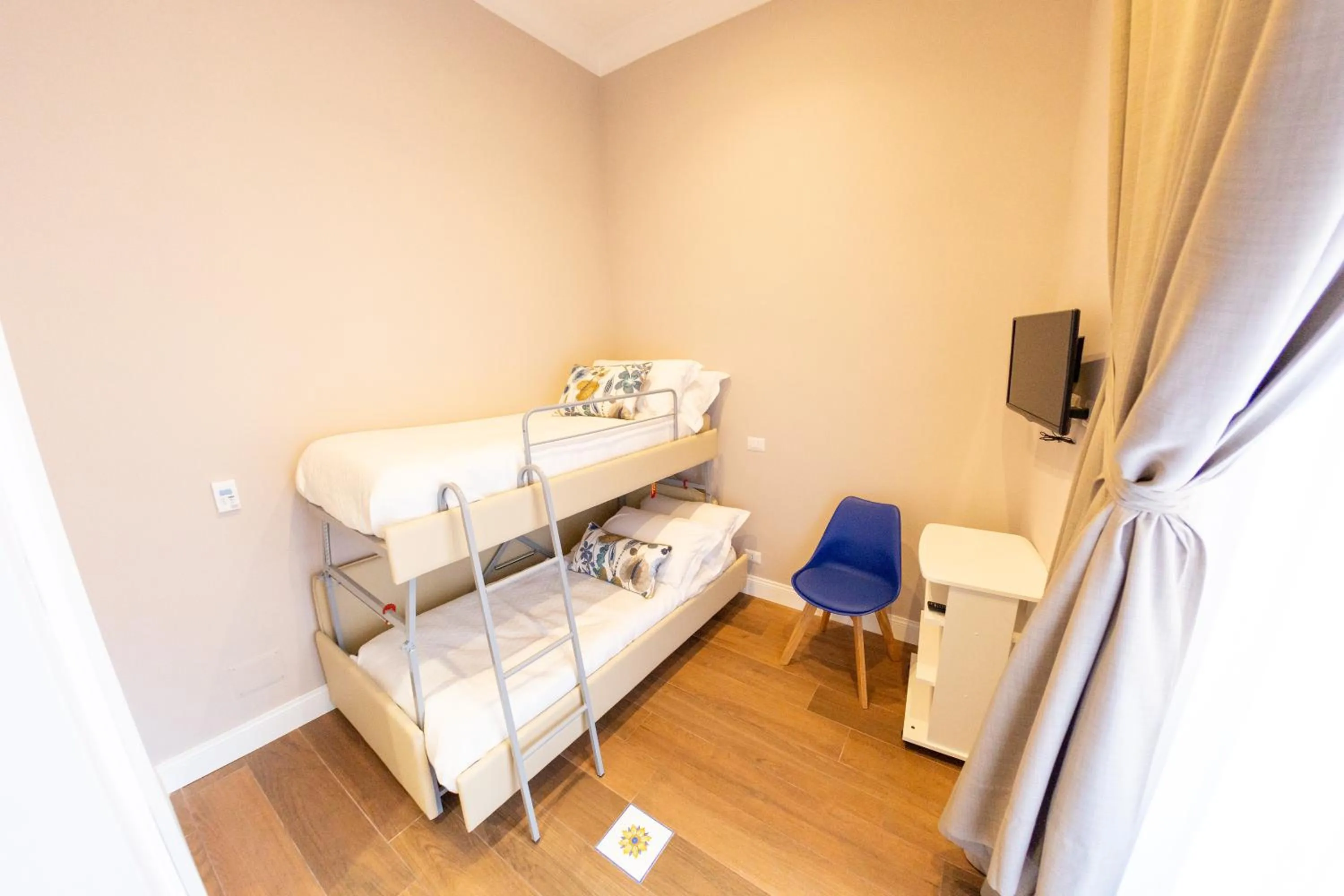 bunk bed, Bed in Suite CuoreNapoletano