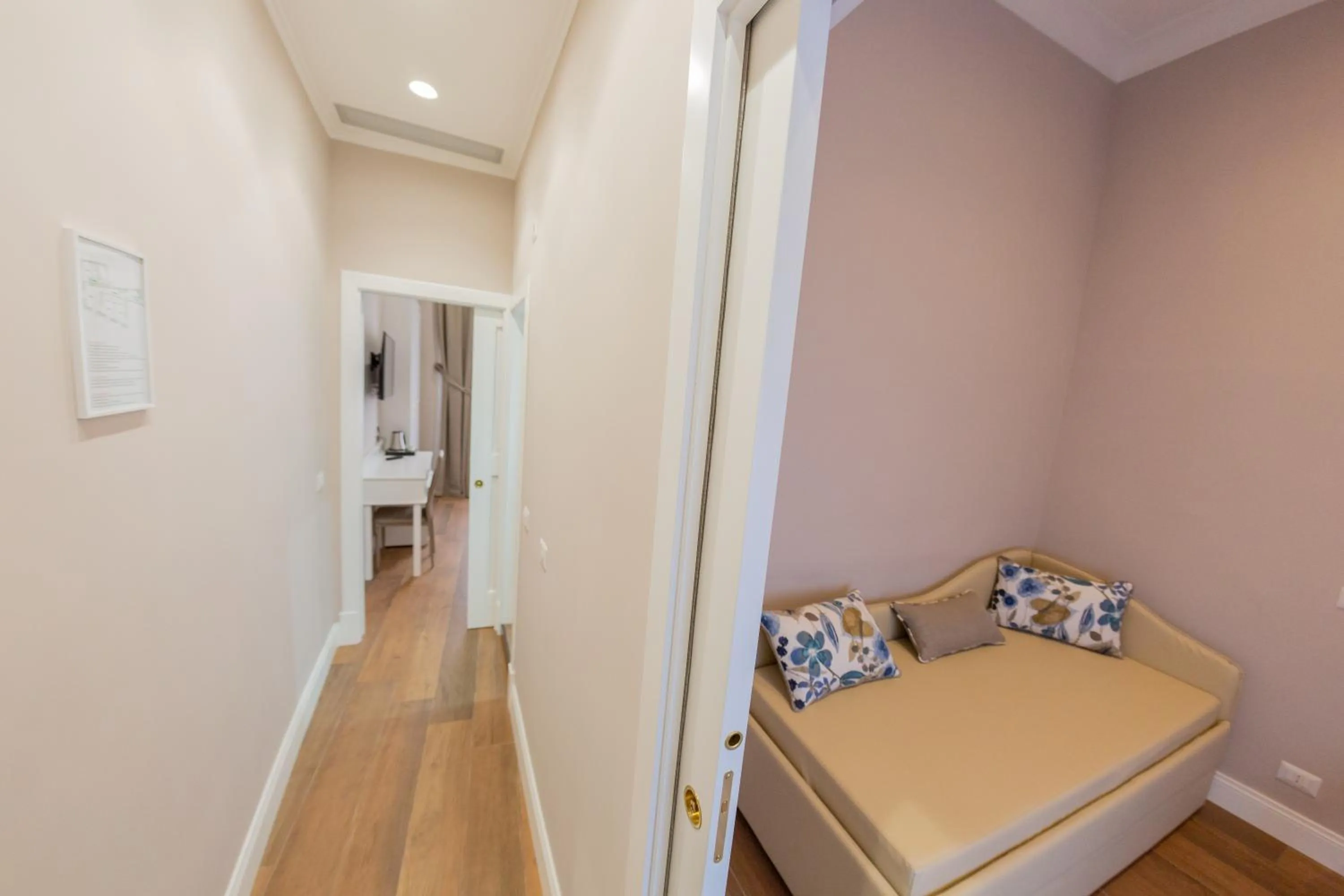 Photo of the whole room, Bed in Suite CuoreNapoletano