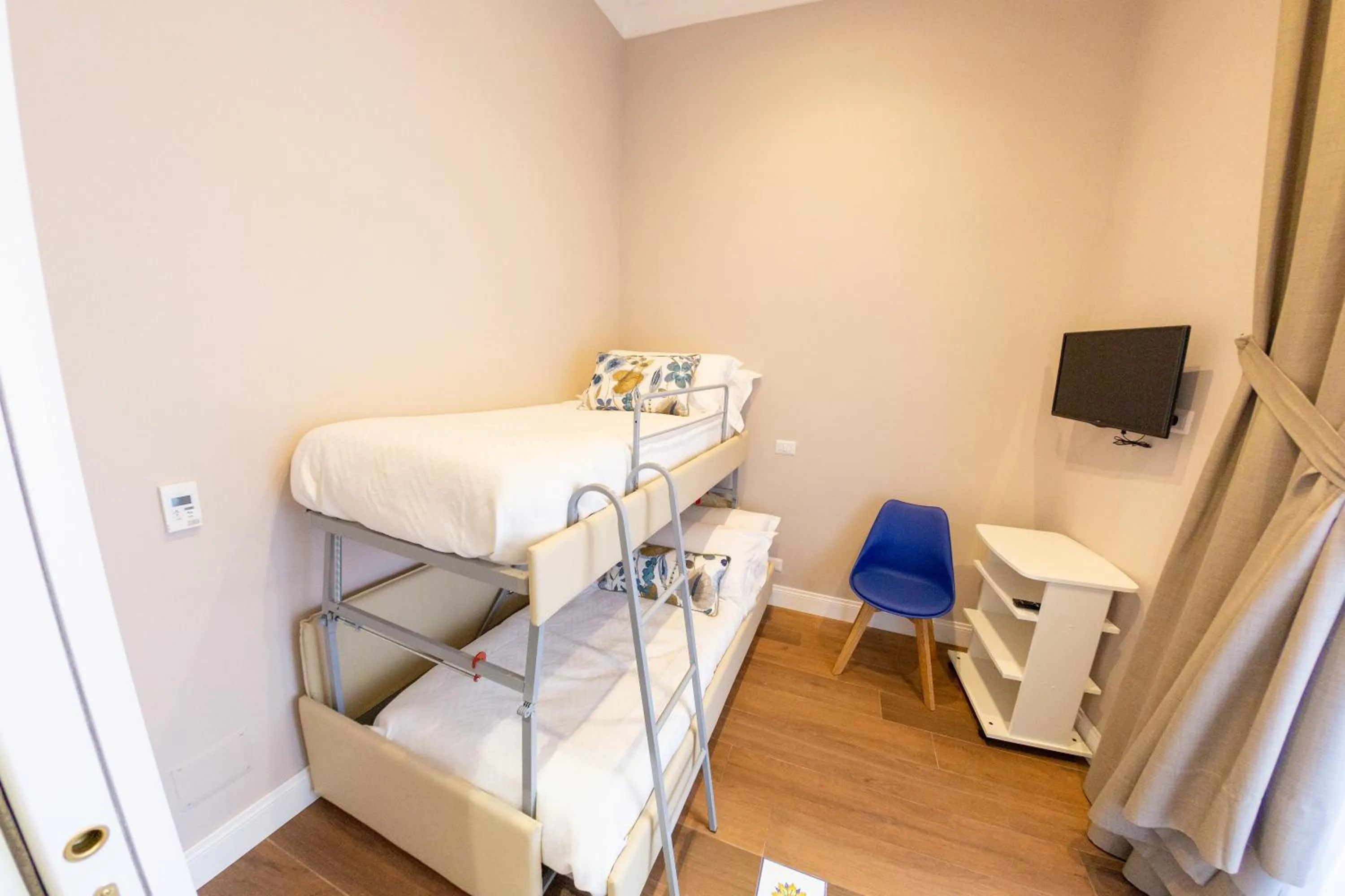 bunk bed, Bed in Suite CuoreNapoletano