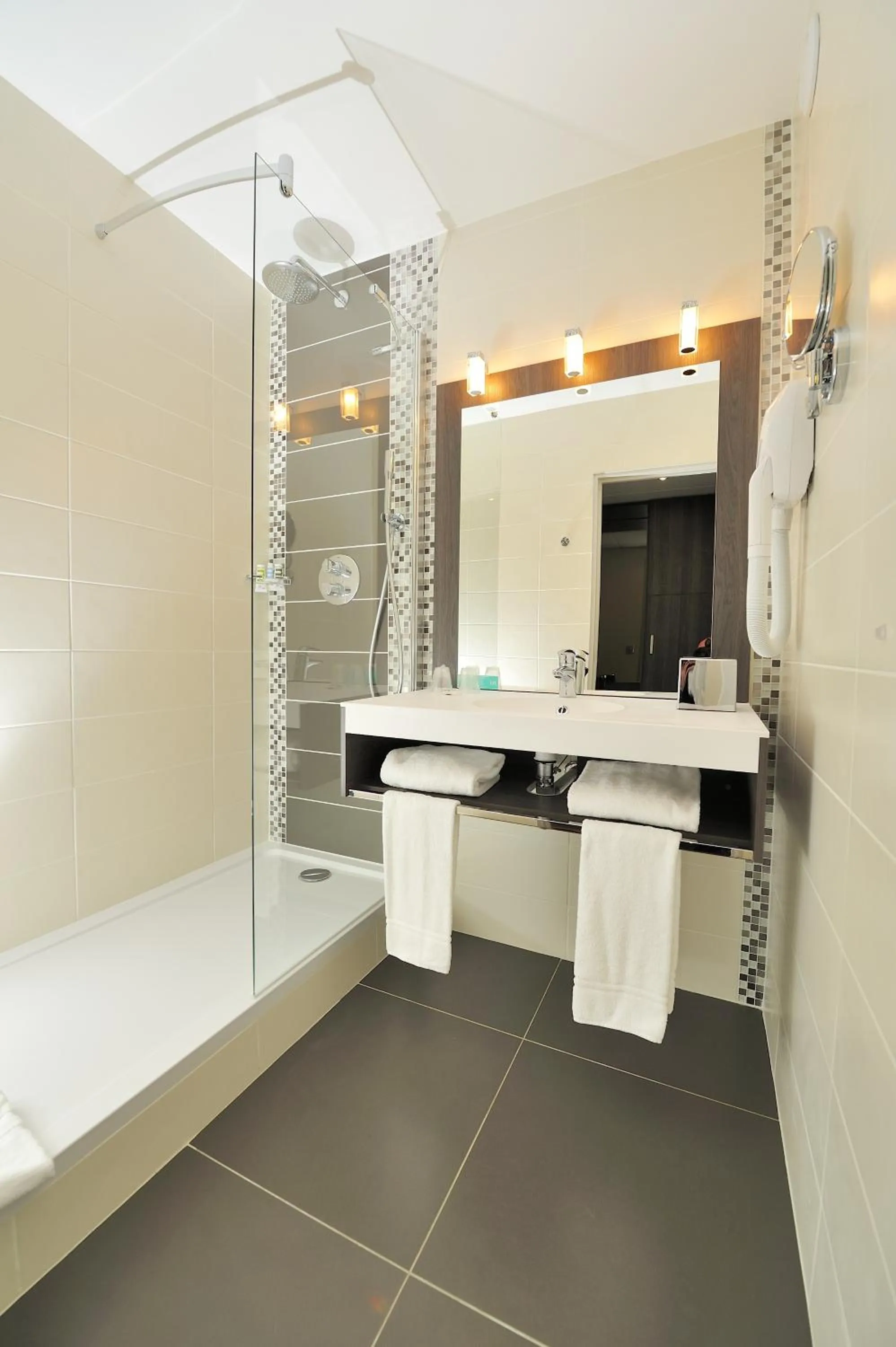 Bathroom in Best Western Plus Evreux Palais Des Congrès