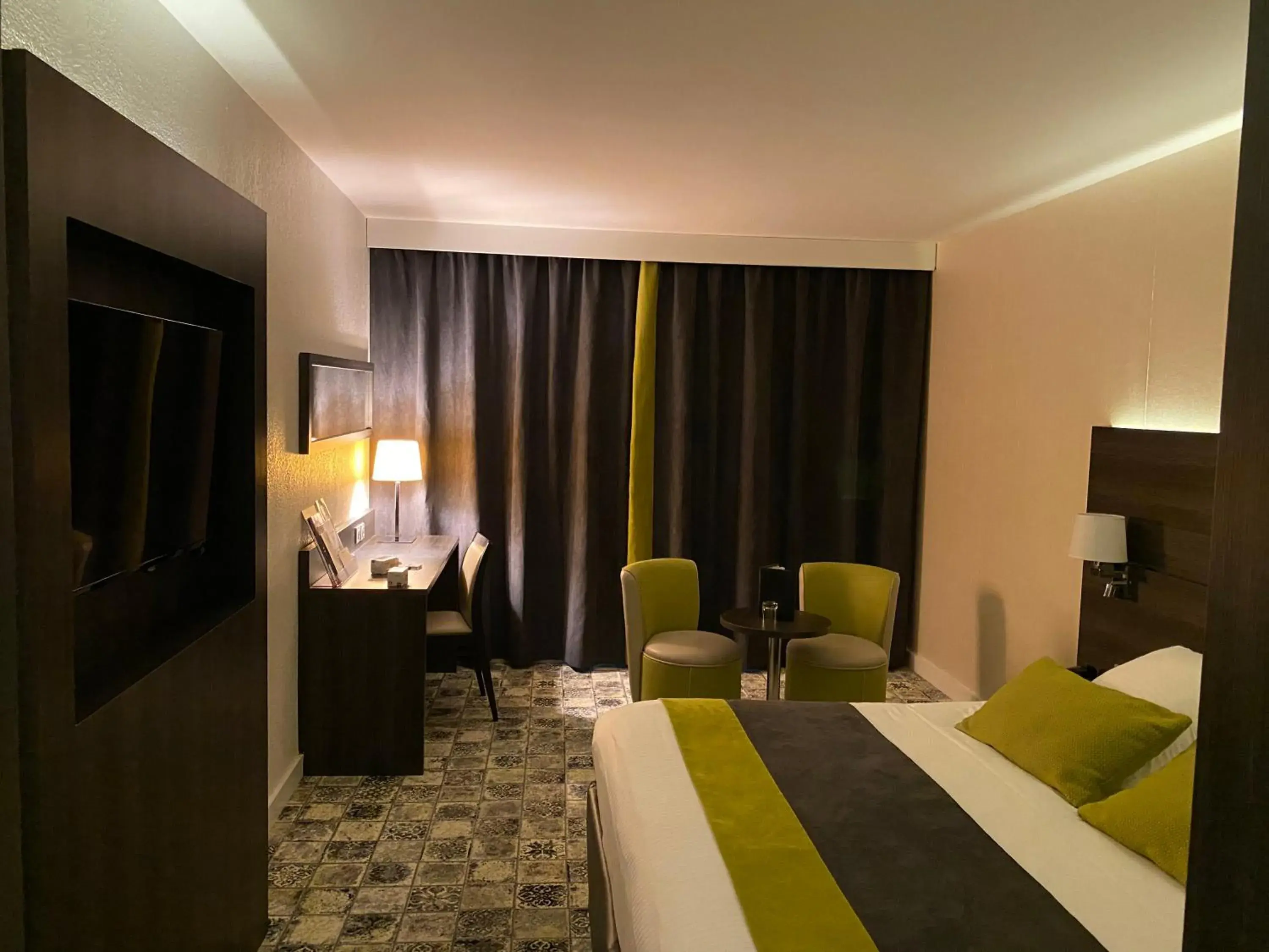 Photo of the whole room, Bed in Best Western Plus Evreux Palais Des Congrès Photo of the whole room, Bed in Best Western Plus Evreux Palais Des Congrès