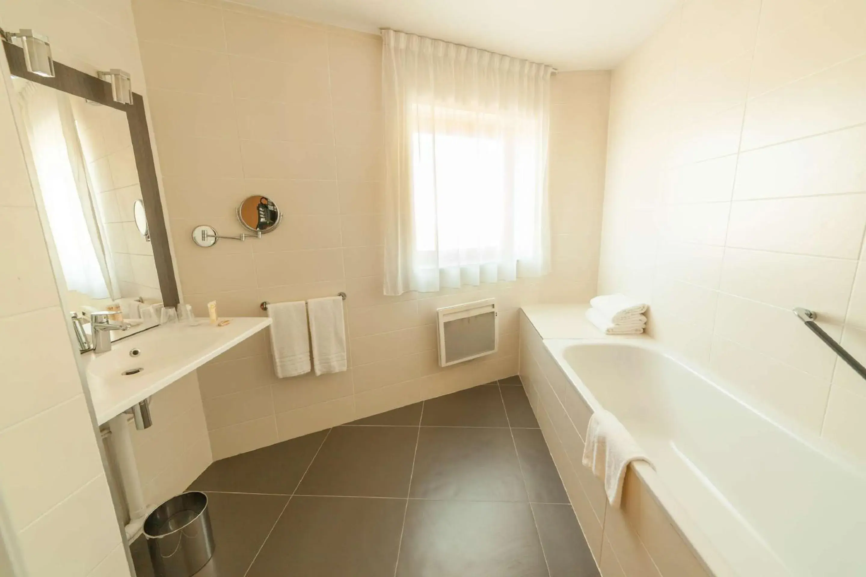 Bathroom in Best Western Plus Evreux Palais Des Congrès Bathroom in Best Western Plus Evreux Palais Des Congrès