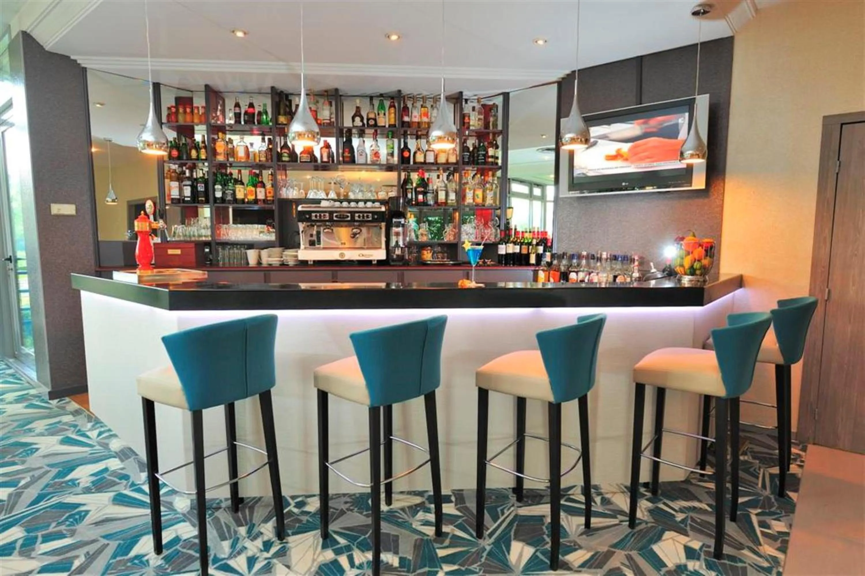 Lounge or bar in Best Western Plus Evreux Palais Des Congrès