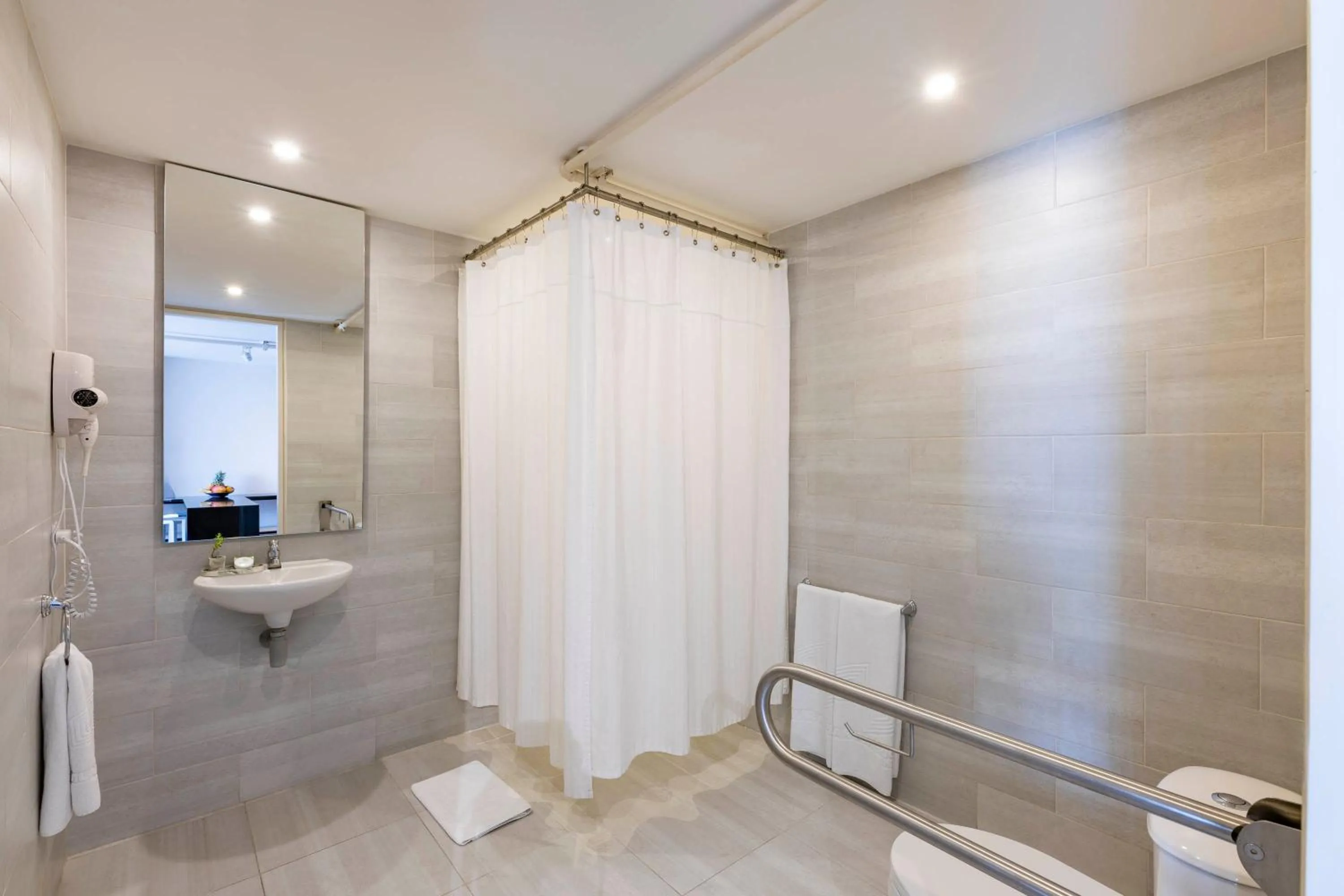 Toilet in Suites by Vilar América