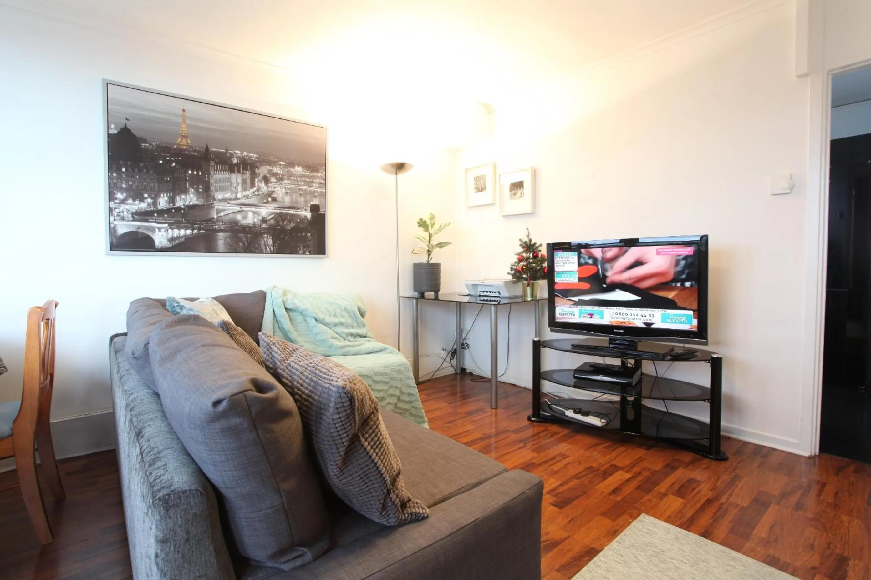 Chelsea off Kings Road One Bedroom Apartment with balcony