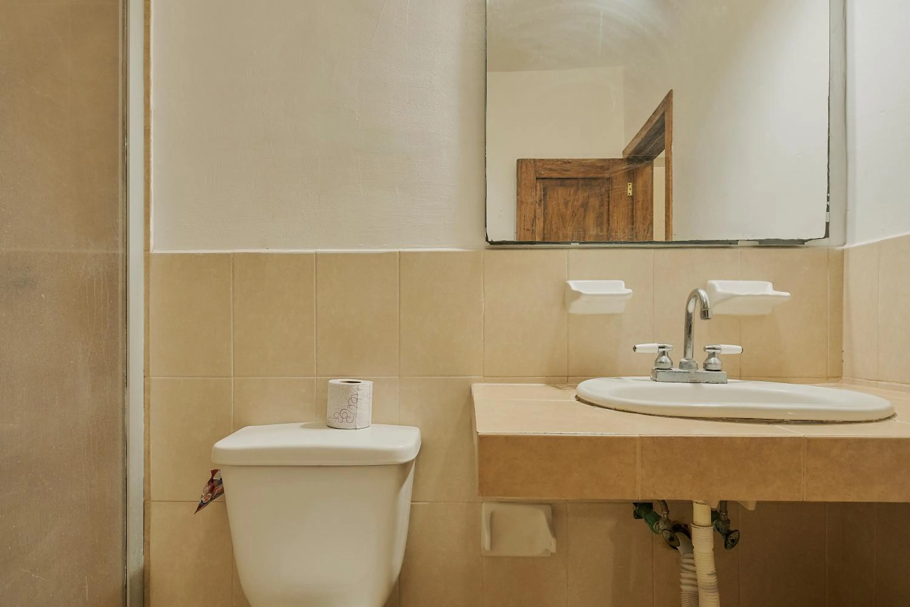 Toilet in Hotel Cervantino