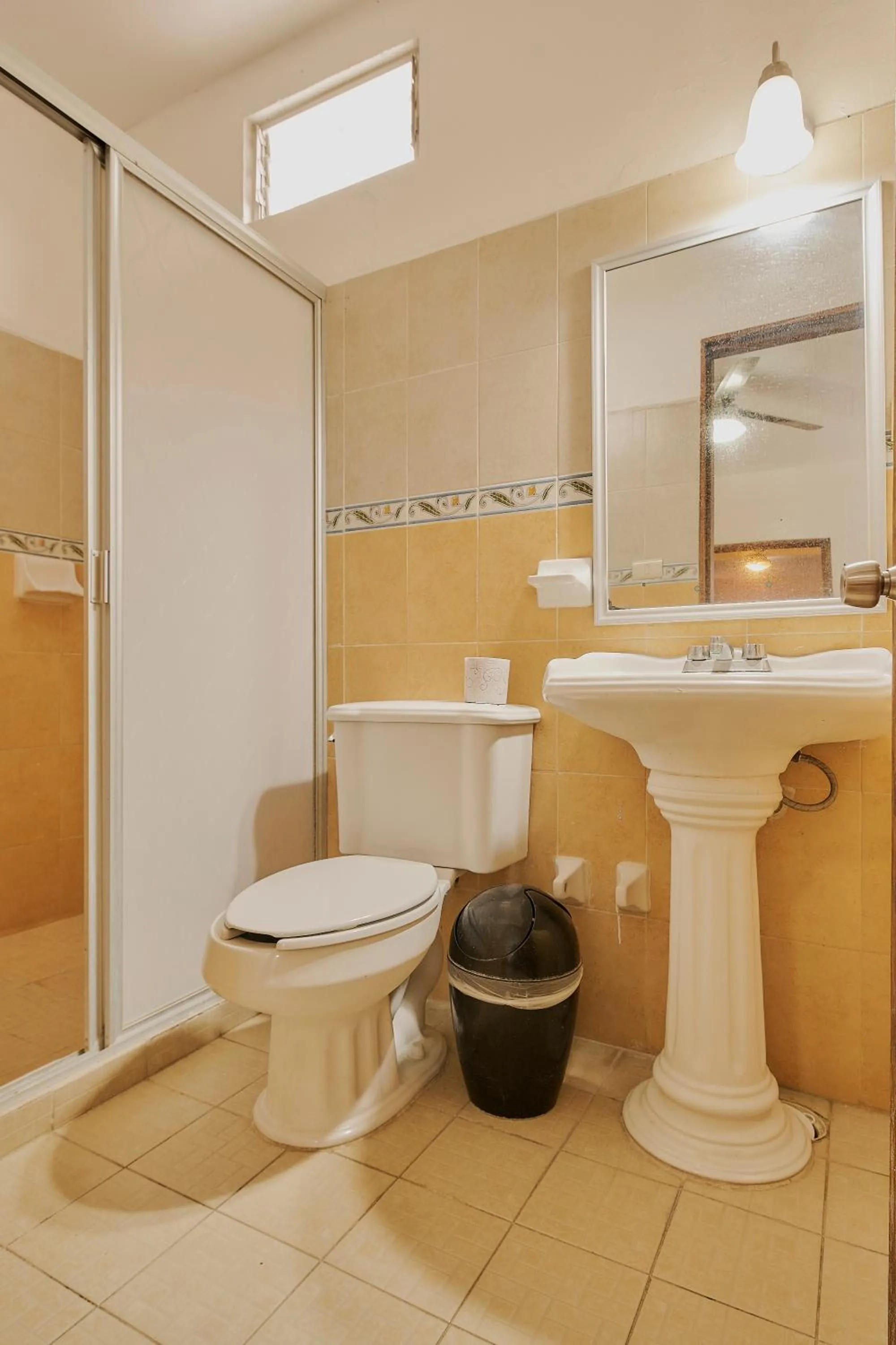 Toilet in Hotel Cervantino