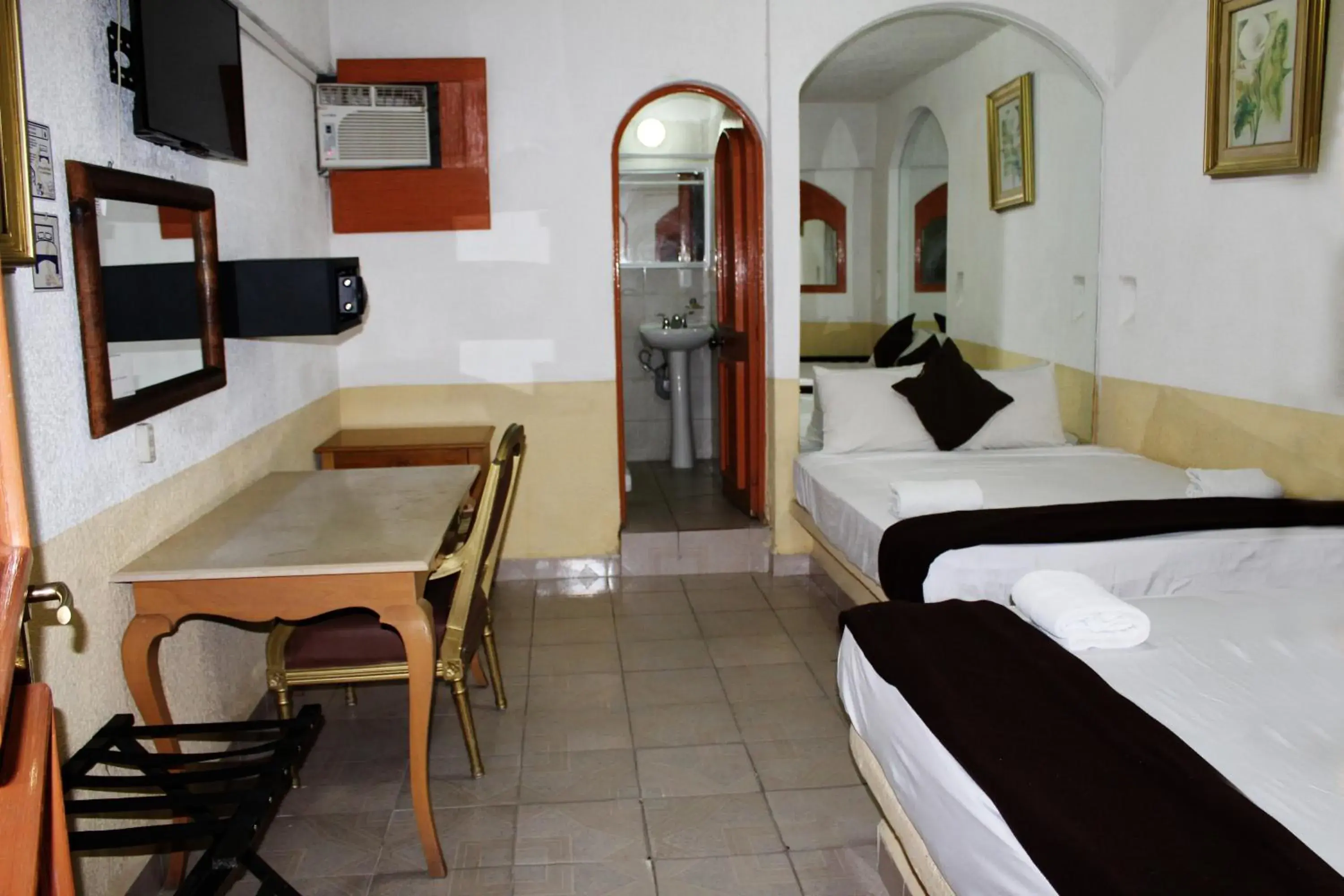 Classic Quadruple Room in D'Cesar Hotel Acapulco Classic Quadruple Room in D'Cesar Hotel Acapulco