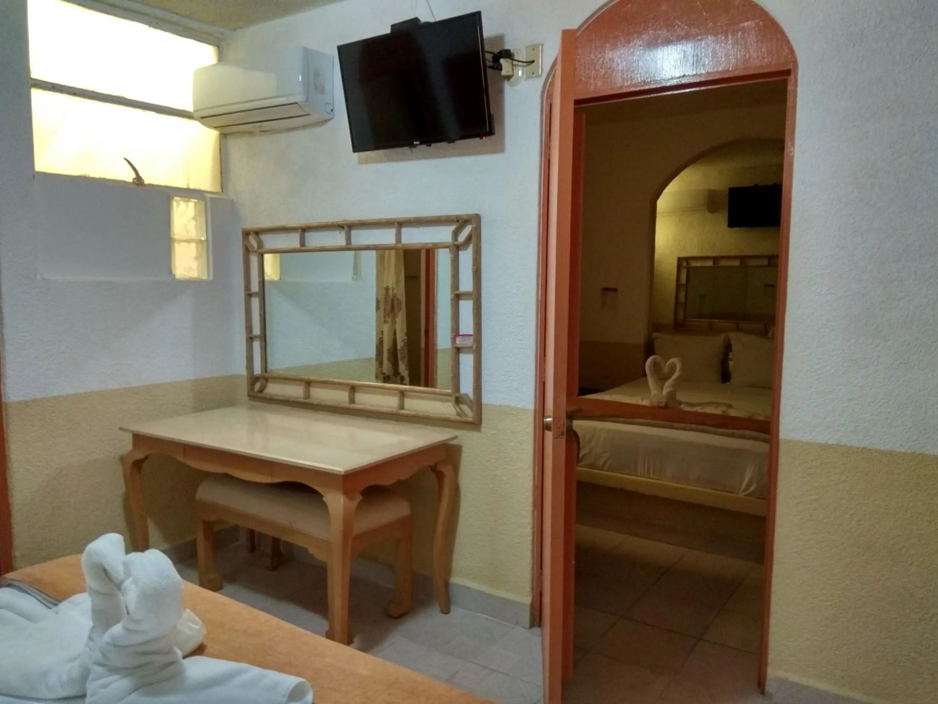 Bed in D'Cesar Hotel Acapulco