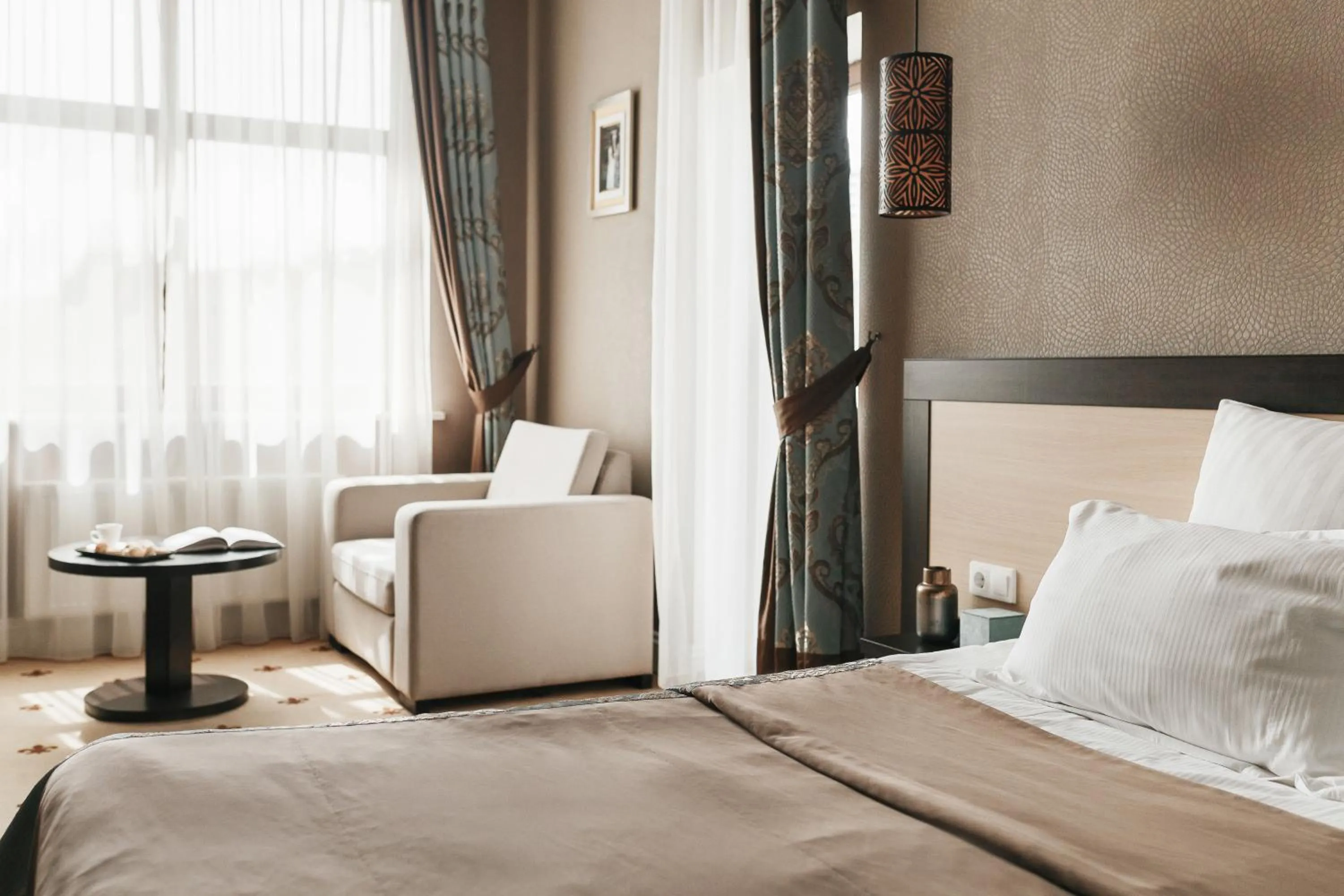 Photo of the whole room, Bed in Ark Palace Hotel & SPA