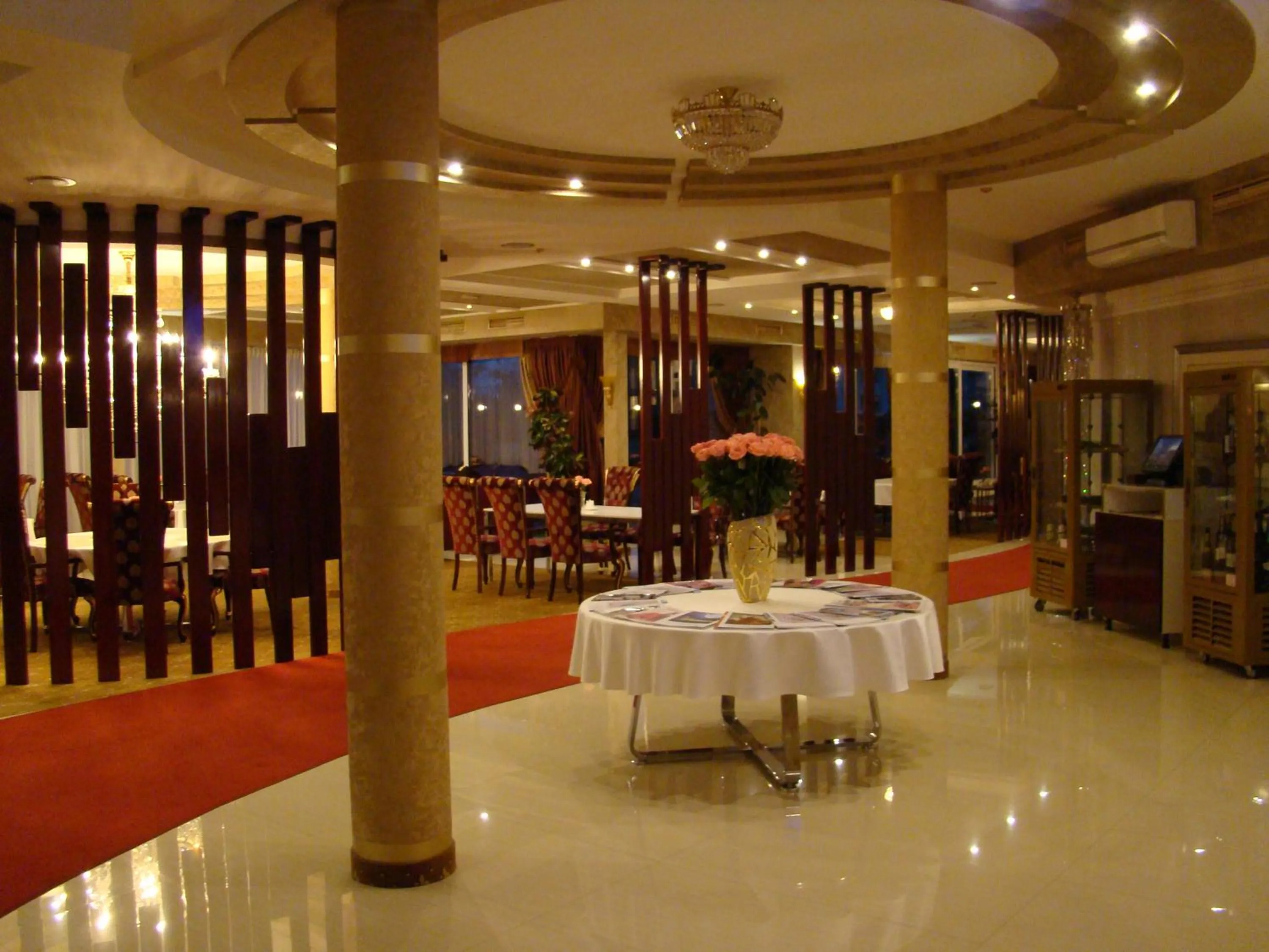 Restaurant/places to eat in Ark Palace Hotel & SPA