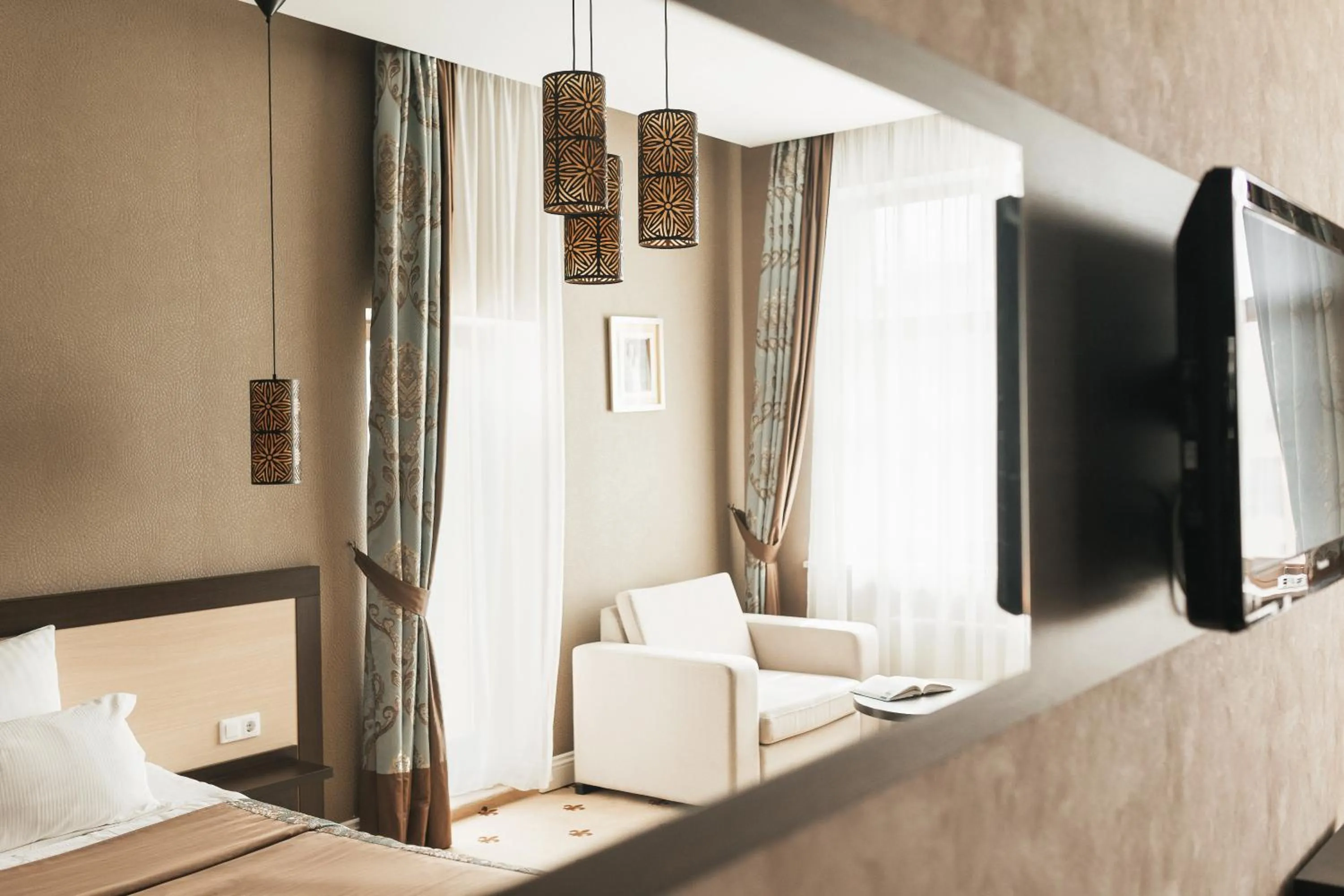 TV and multimedia in Ark Palace Hotel & SPA