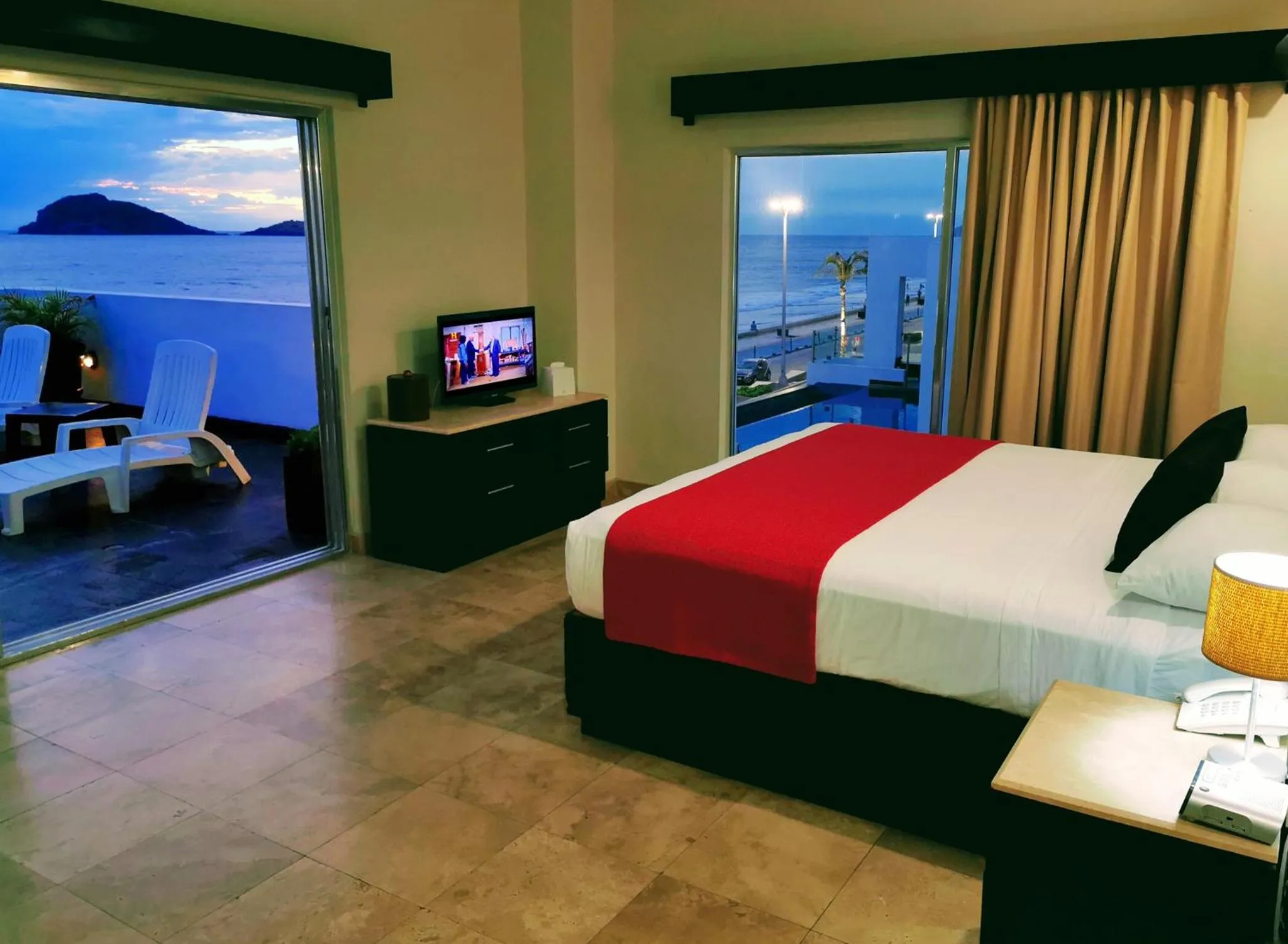 Bedroom, Bed in Coral Island Beach View Hotel