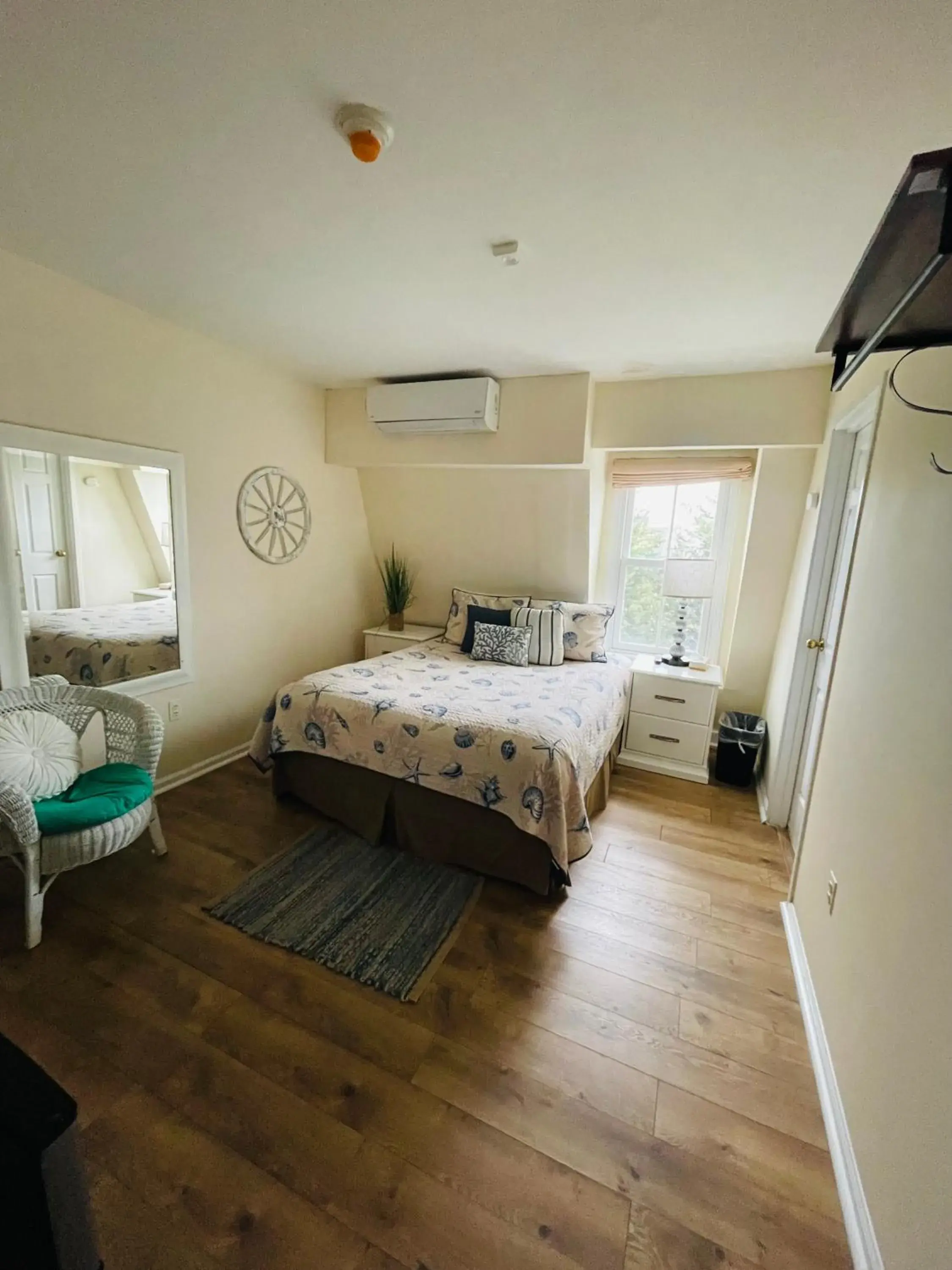 Budget Single Room in The Grenville Hotel and Restaurant Budget Single Room in The Grenville Hotel and Restaurant