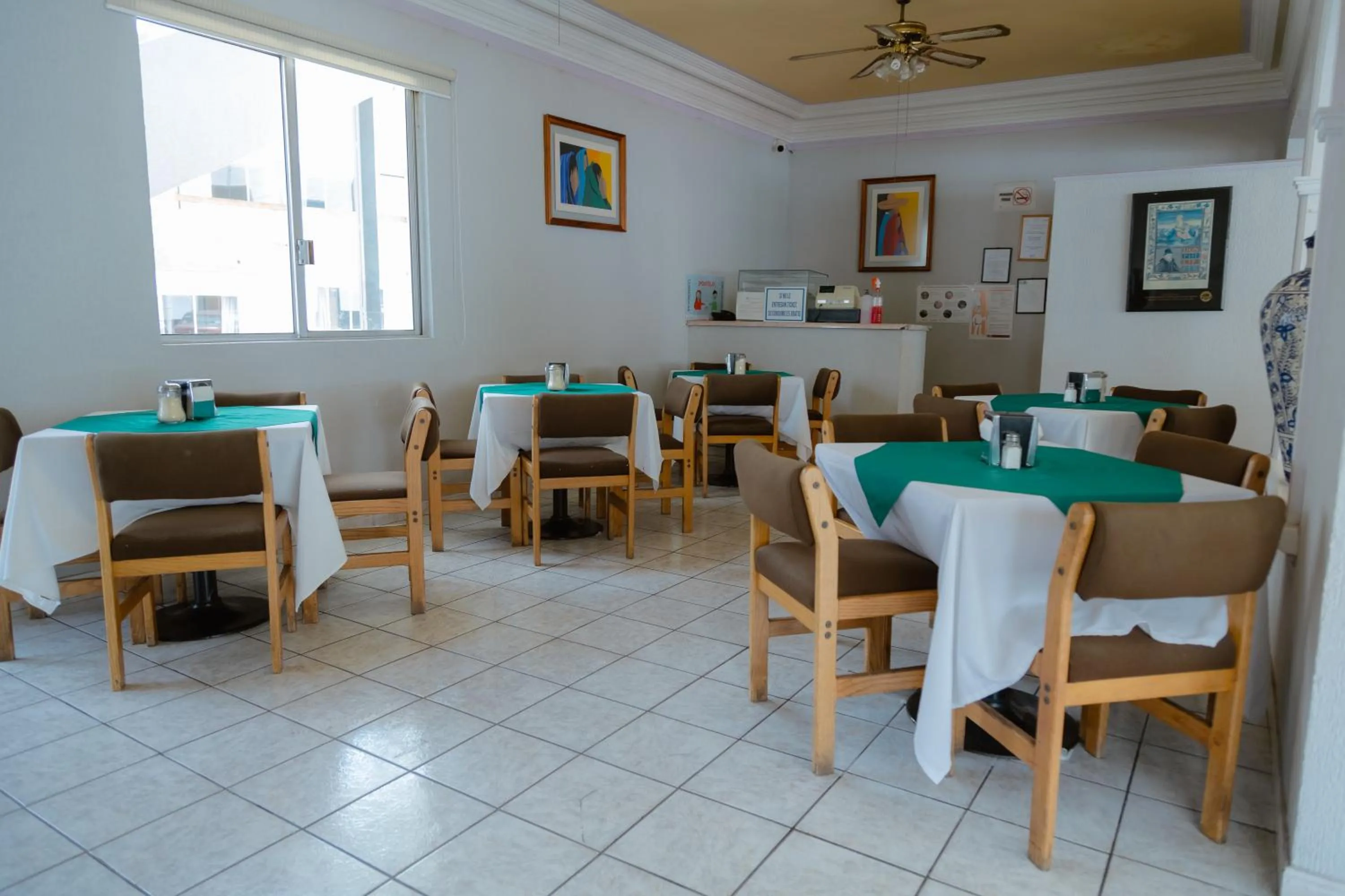 Restaurant/places to eat in Hotel Zacatecas Courts
