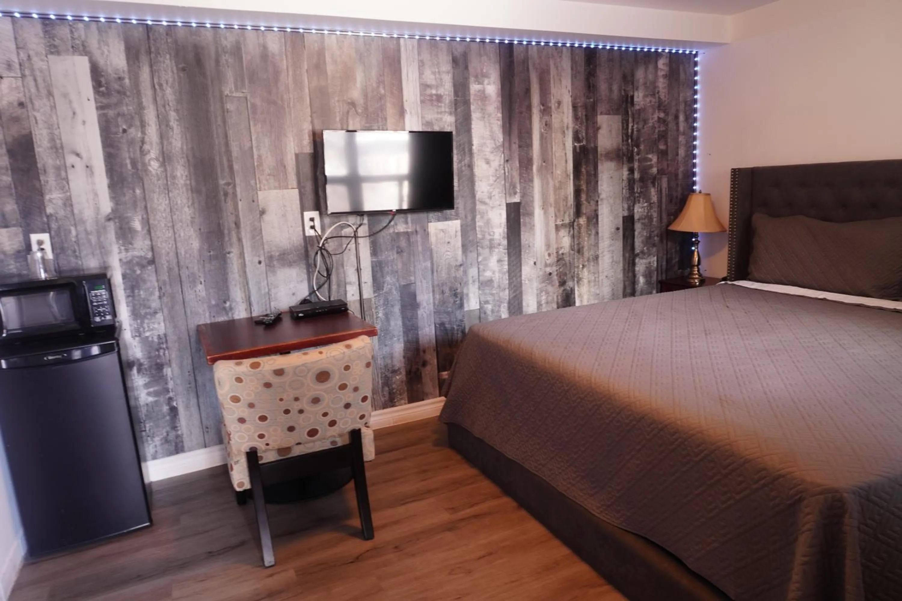 Bed in Crestwood Motel